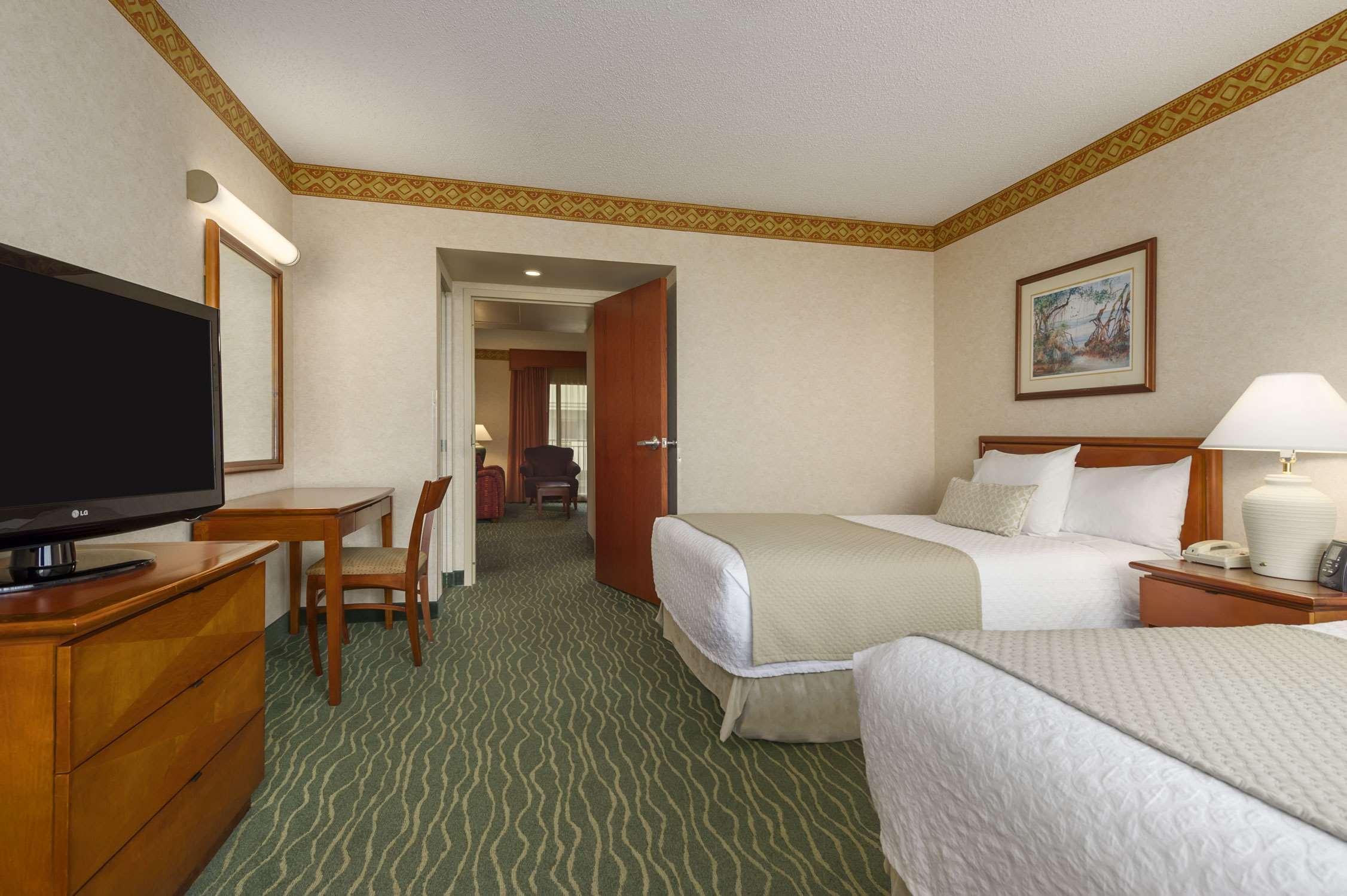 Embassy Suites By Hilton Tampa Usf Near Busch Gardens Extérieur photo