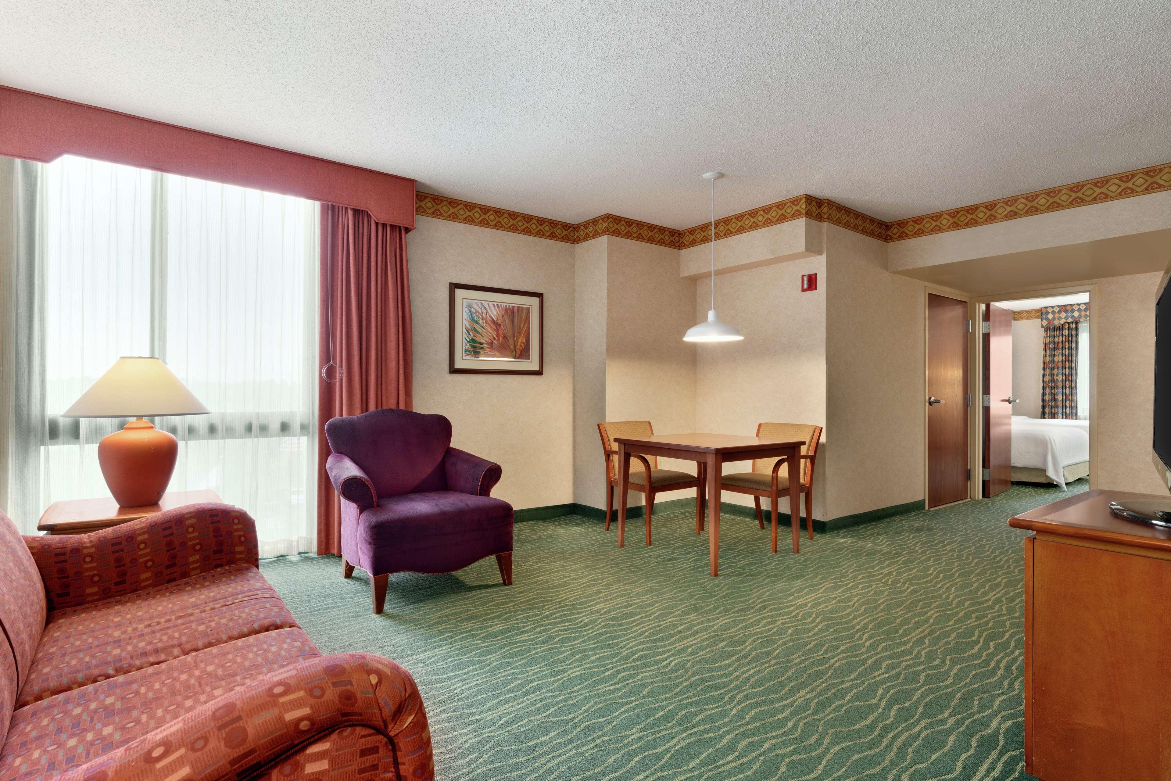 Embassy Suites By Hilton Tampa Usf Near Busch Gardens Extérieur photo