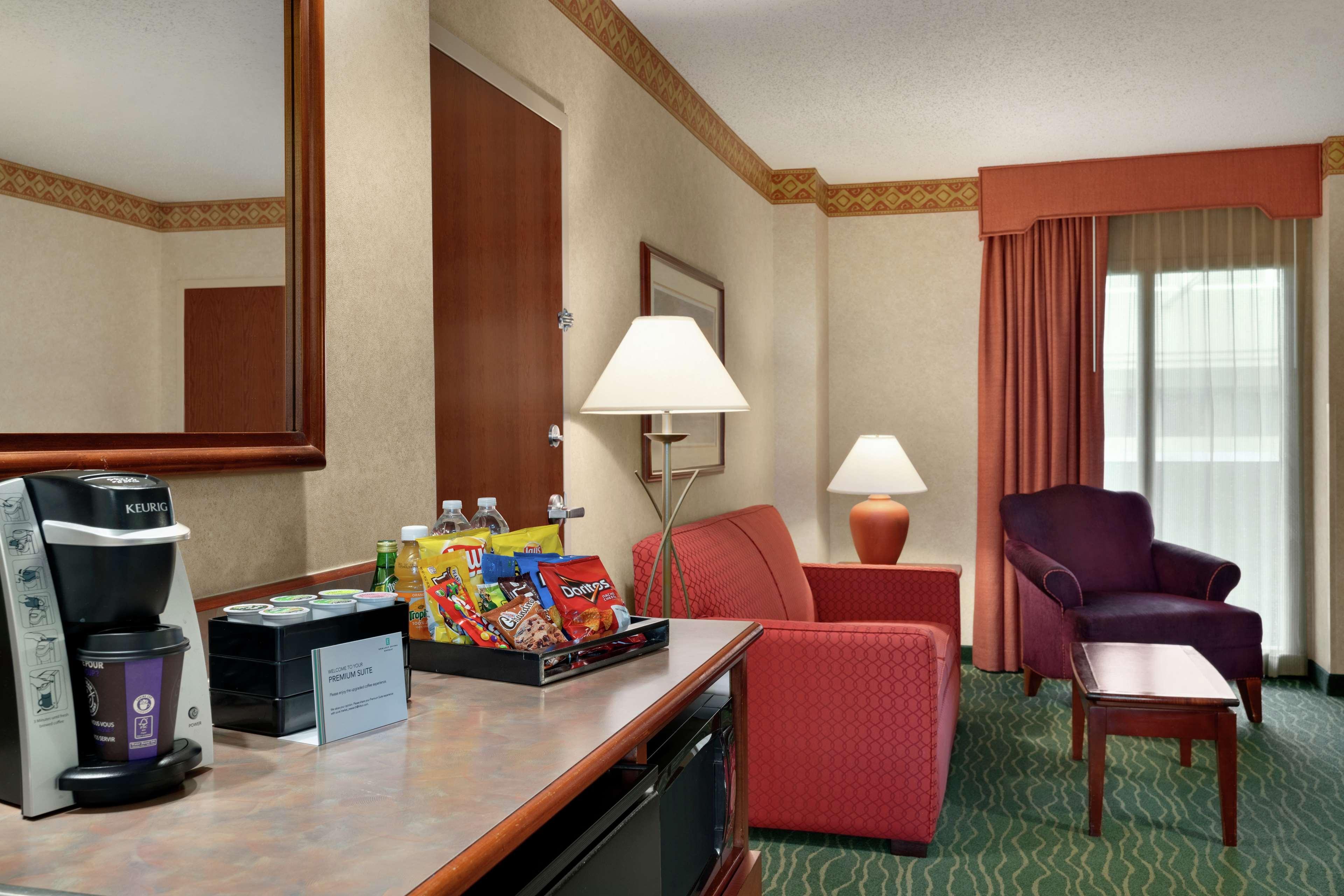 Embassy Suites By Hilton Tampa Usf Near Busch Gardens Extérieur photo