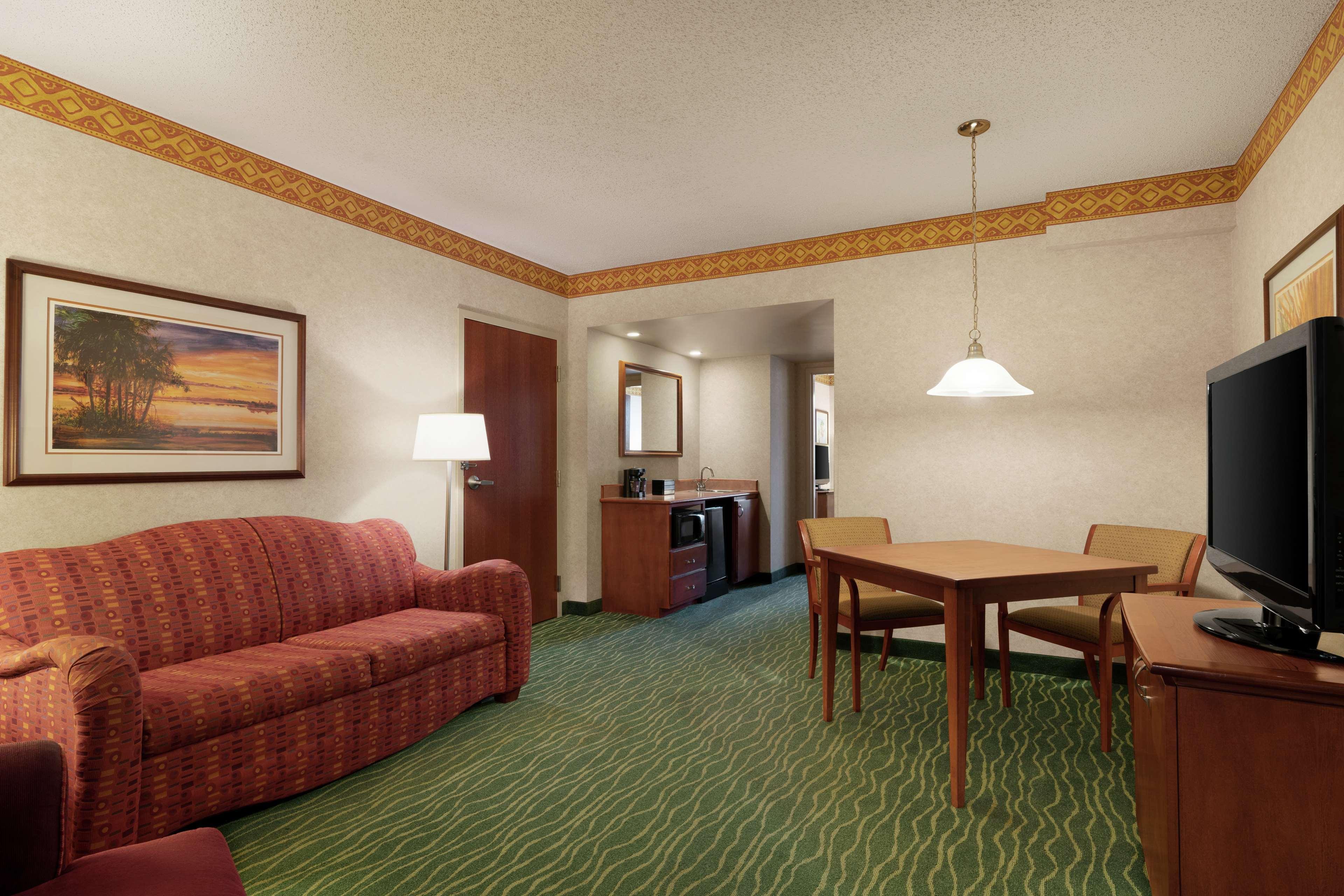 Embassy Suites By Hilton Tampa Usf Near Busch Gardens Extérieur photo