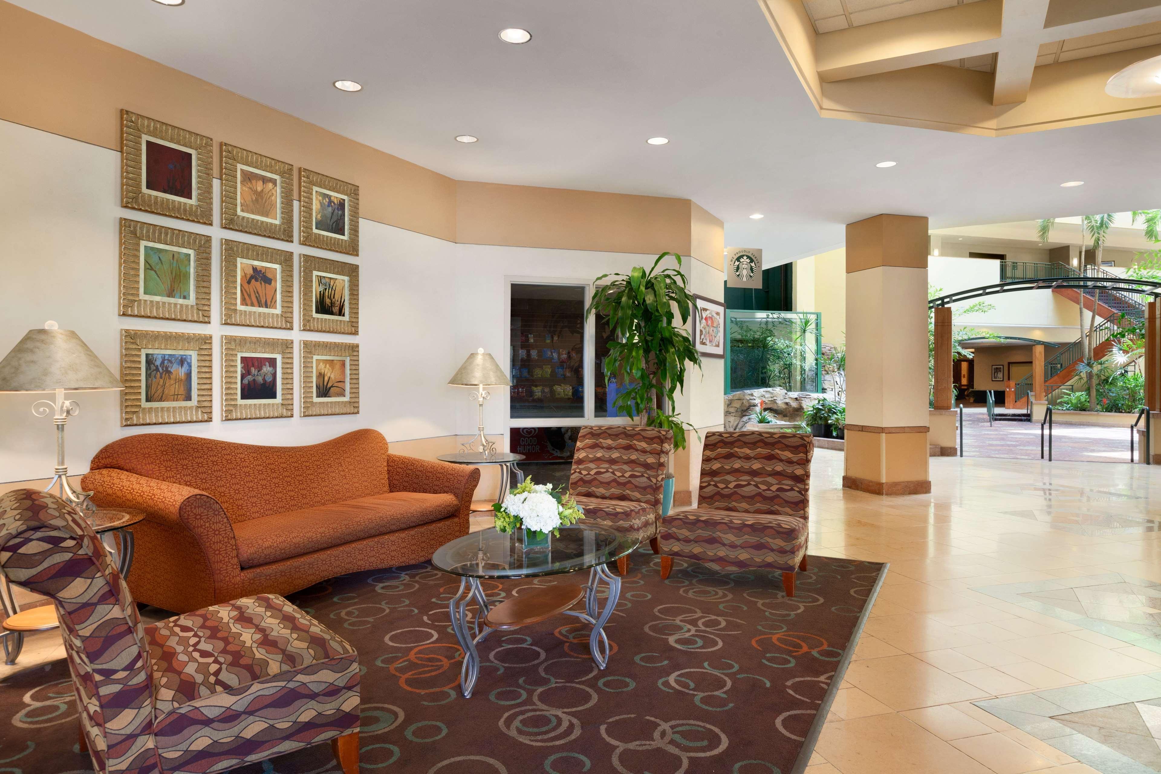 Embassy Suites By Hilton Tampa Usf Near Busch Gardens Extérieur photo