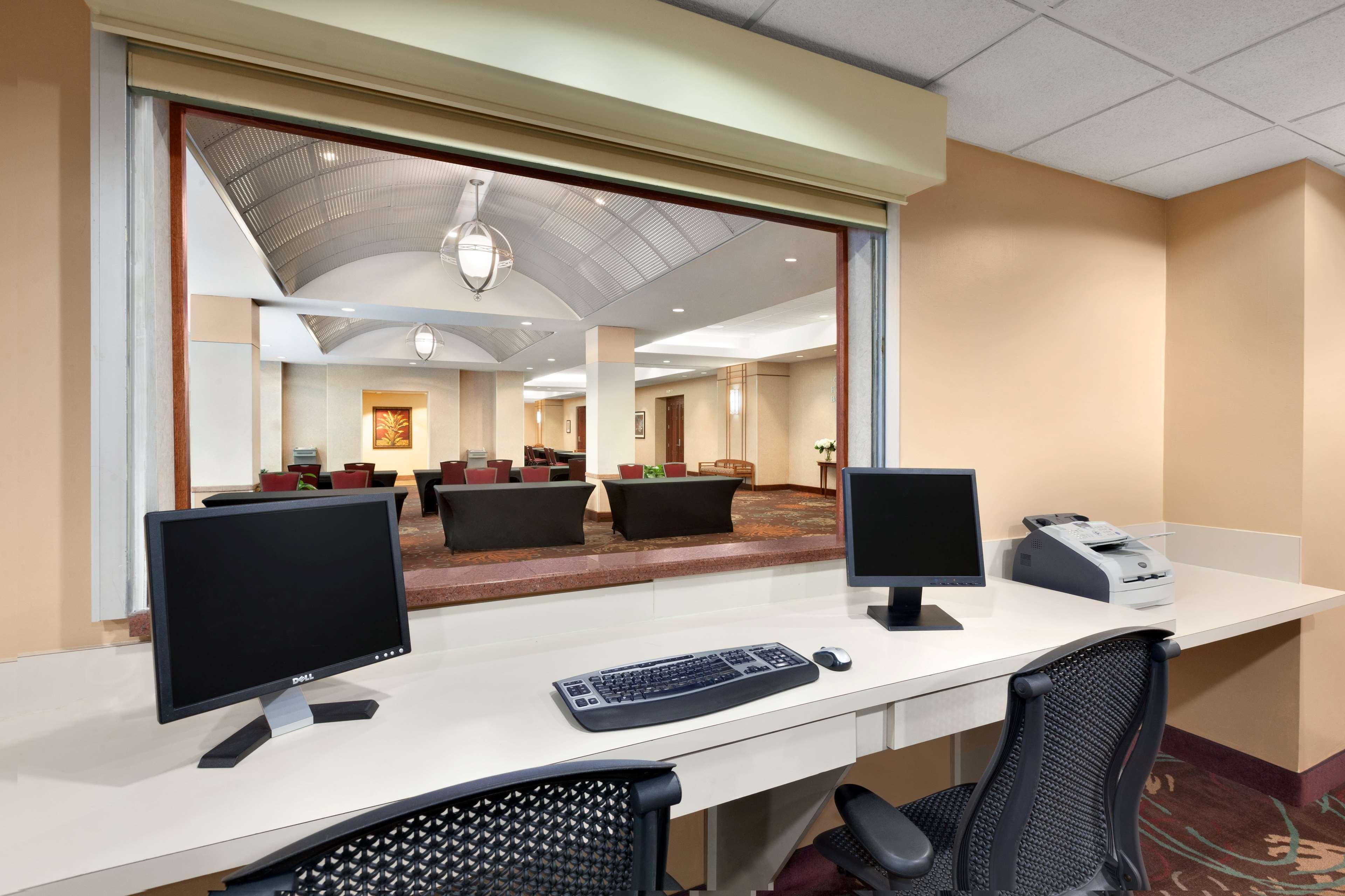 Embassy Suites By Hilton Tampa Usf Near Busch Gardens Extérieur photo