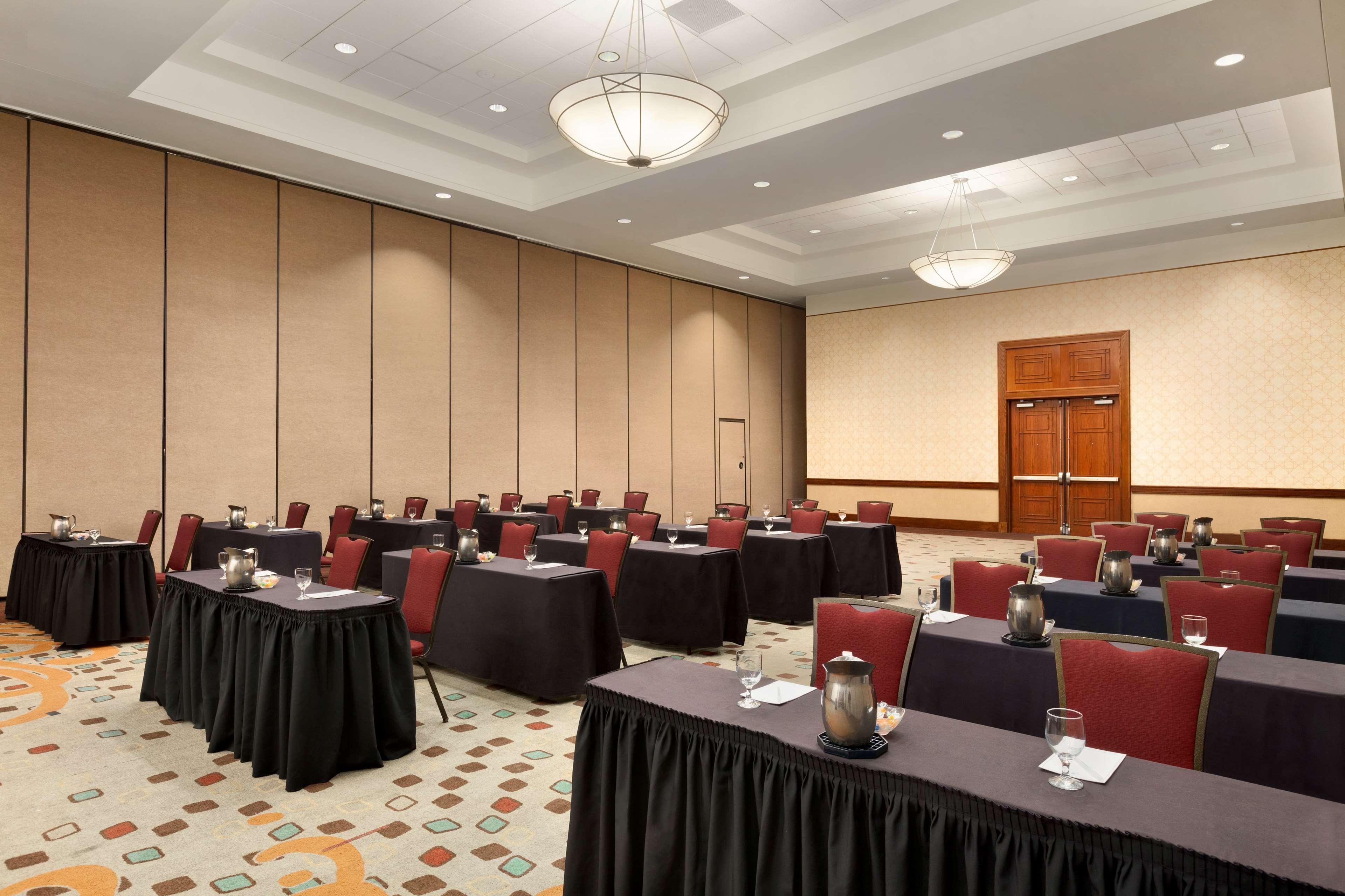 Embassy Suites By Hilton Tampa Usf Near Busch Gardens Extérieur photo