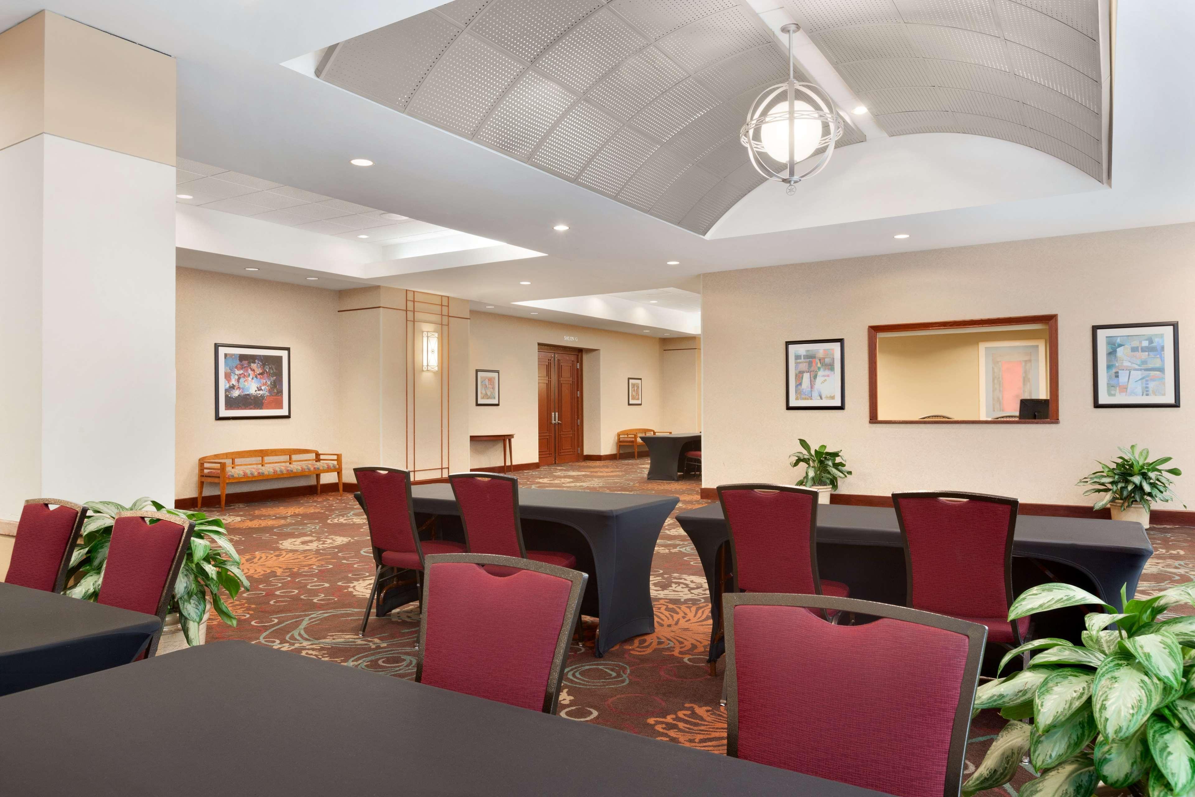 Embassy Suites By Hilton Tampa Usf Near Busch Gardens Extérieur photo