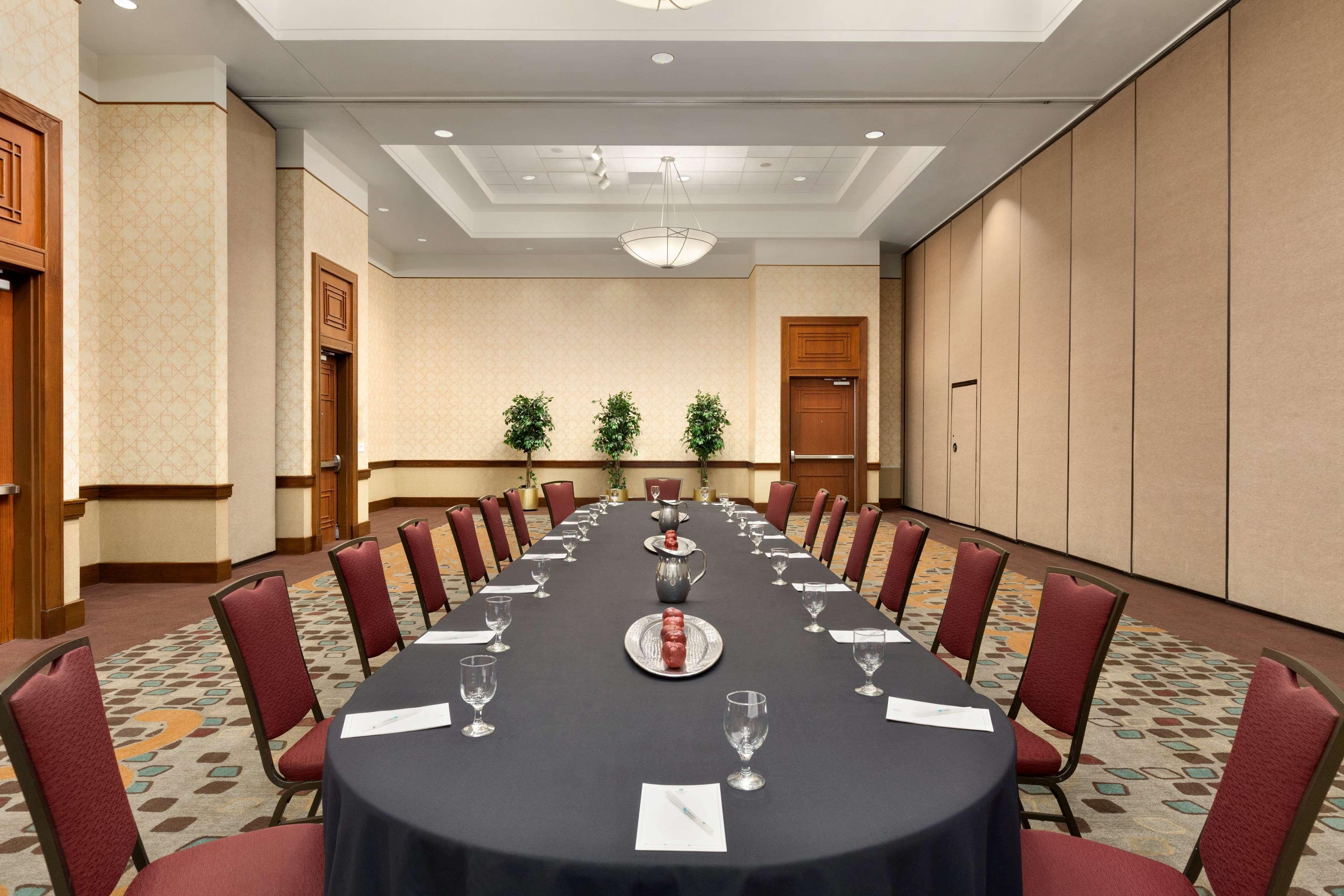 Embassy Suites By Hilton Tampa Usf Near Busch Gardens Extérieur photo