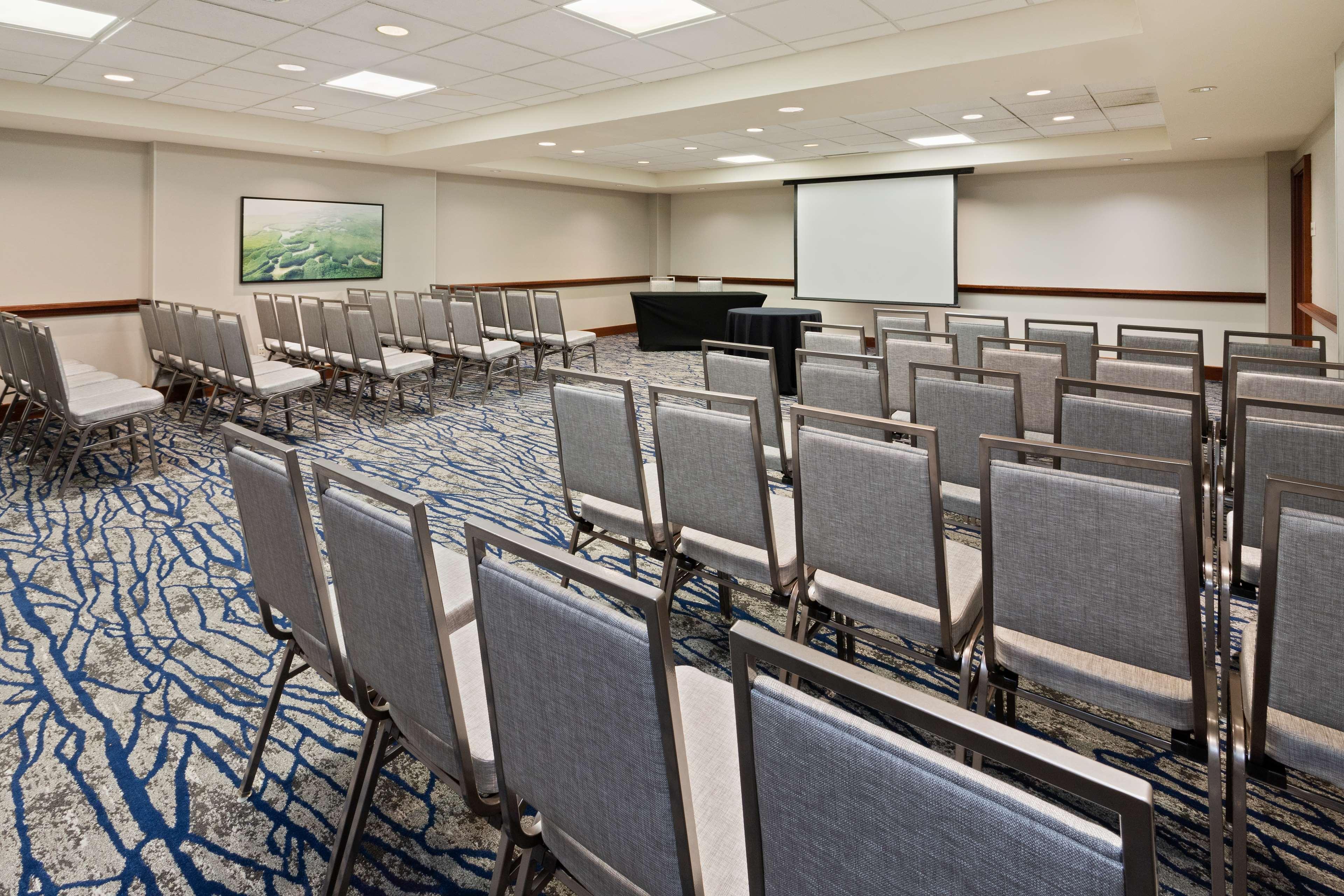 Embassy Suites By Hilton Tampa Usf Near Busch Gardens Extérieur photo