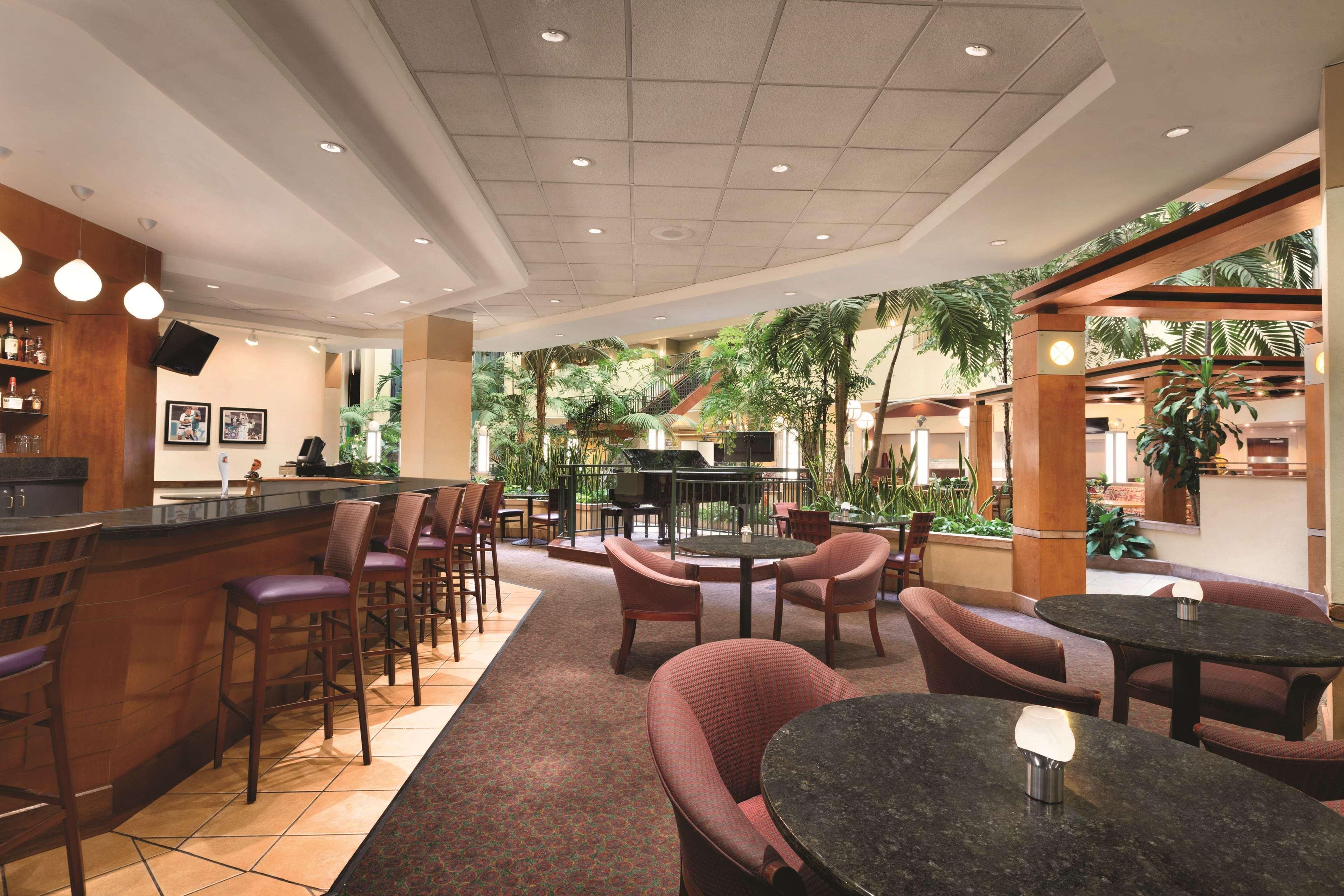 Embassy Suites By Hilton Tampa Usf Near Busch Gardens Extérieur photo