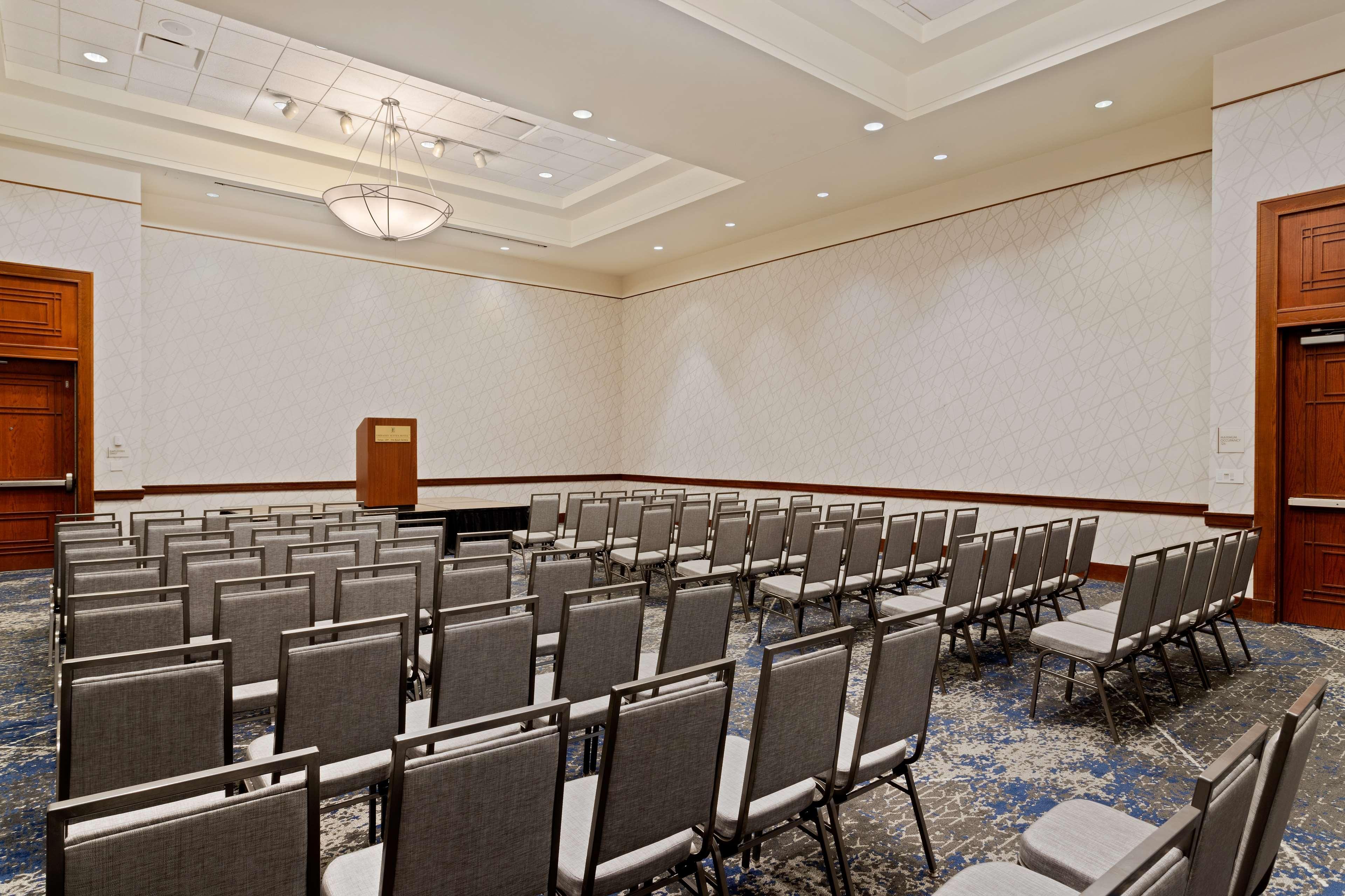 Embassy Suites By Hilton Tampa Usf Near Busch Gardens Extérieur photo