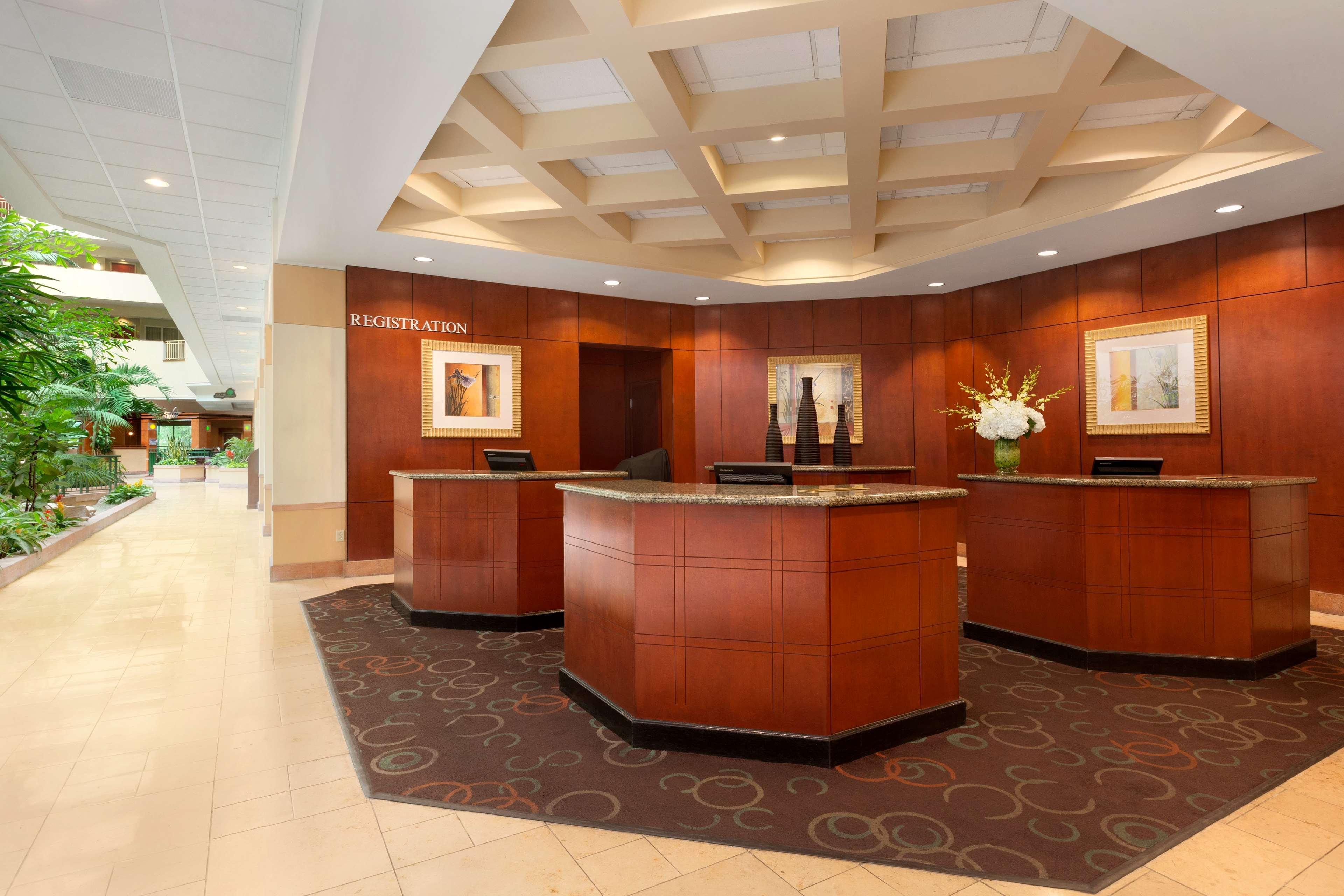 Embassy Suites By Hilton Tampa Usf Near Busch Gardens Extérieur photo