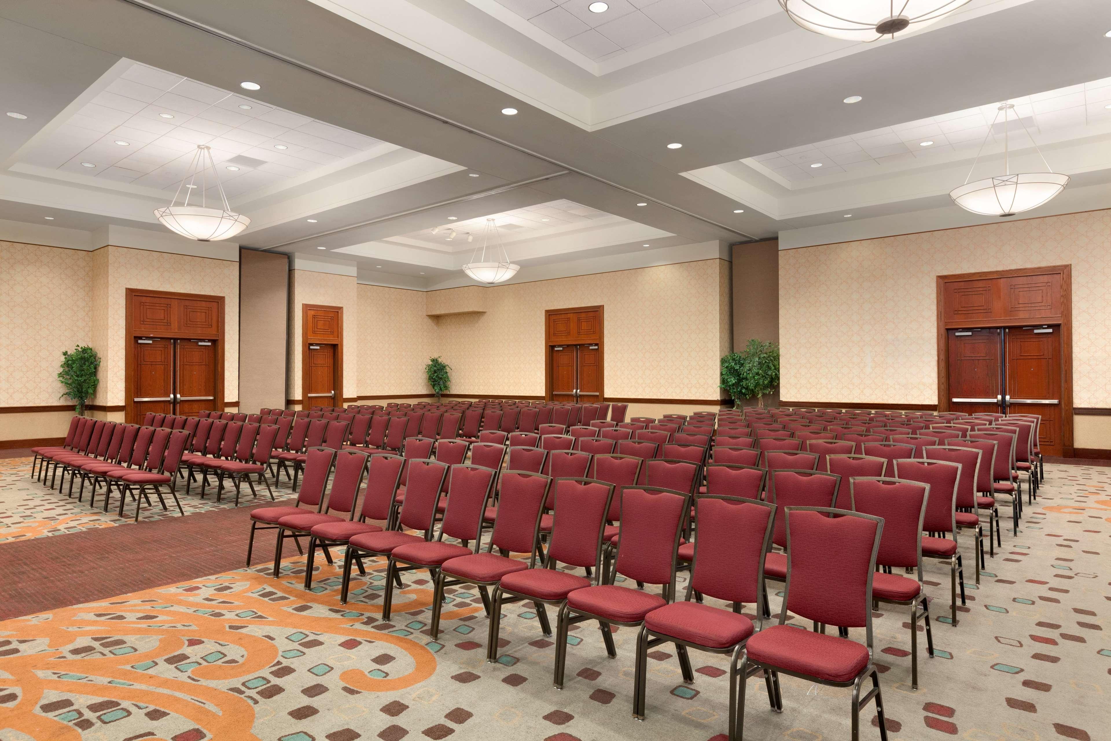 Embassy Suites By Hilton Tampa Usf Near Busch Gardens Extérieur photo
