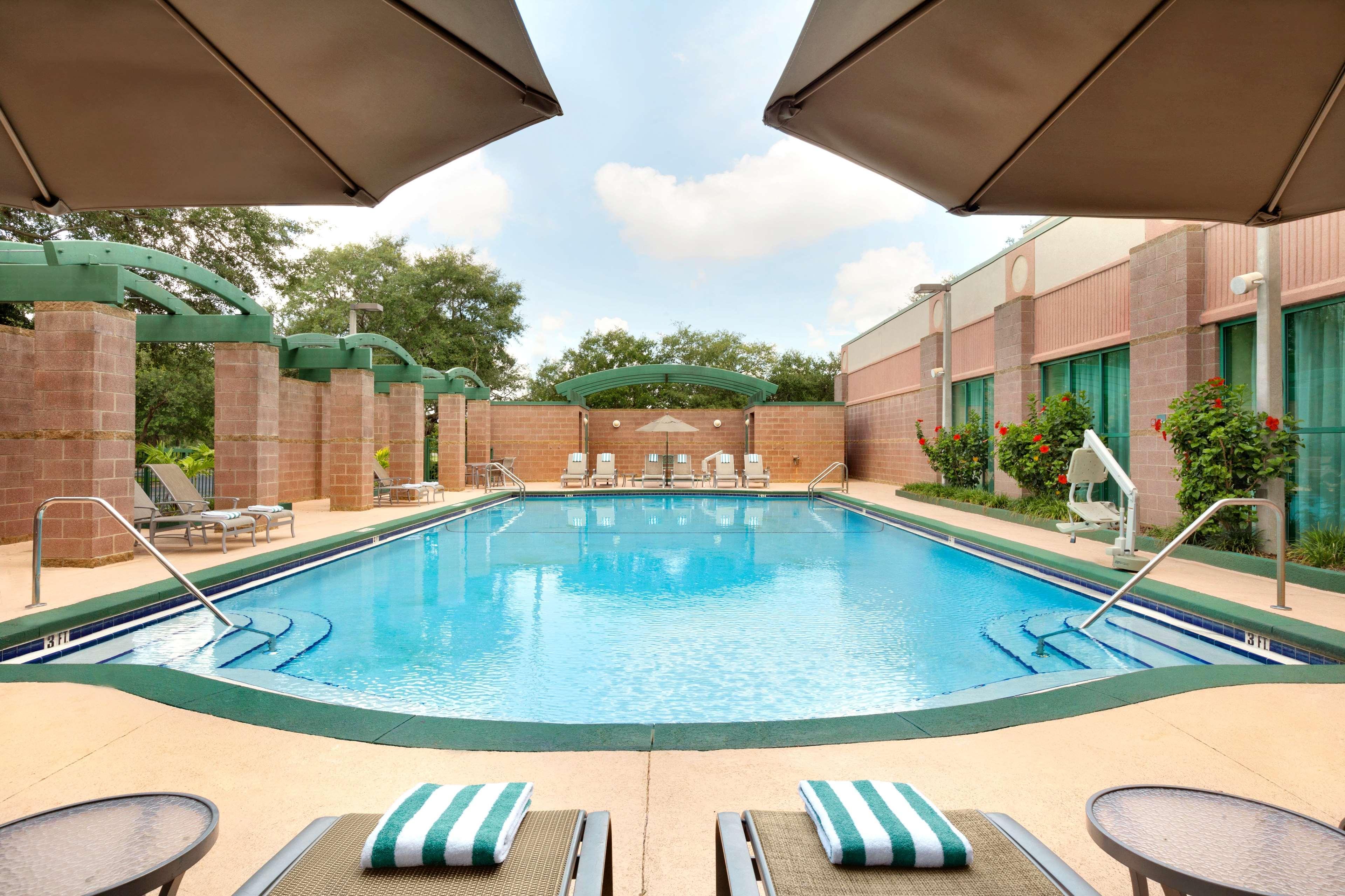 Embassy Suites By Hilton Tampa Usf Near Busch Gardens Extérieur photo