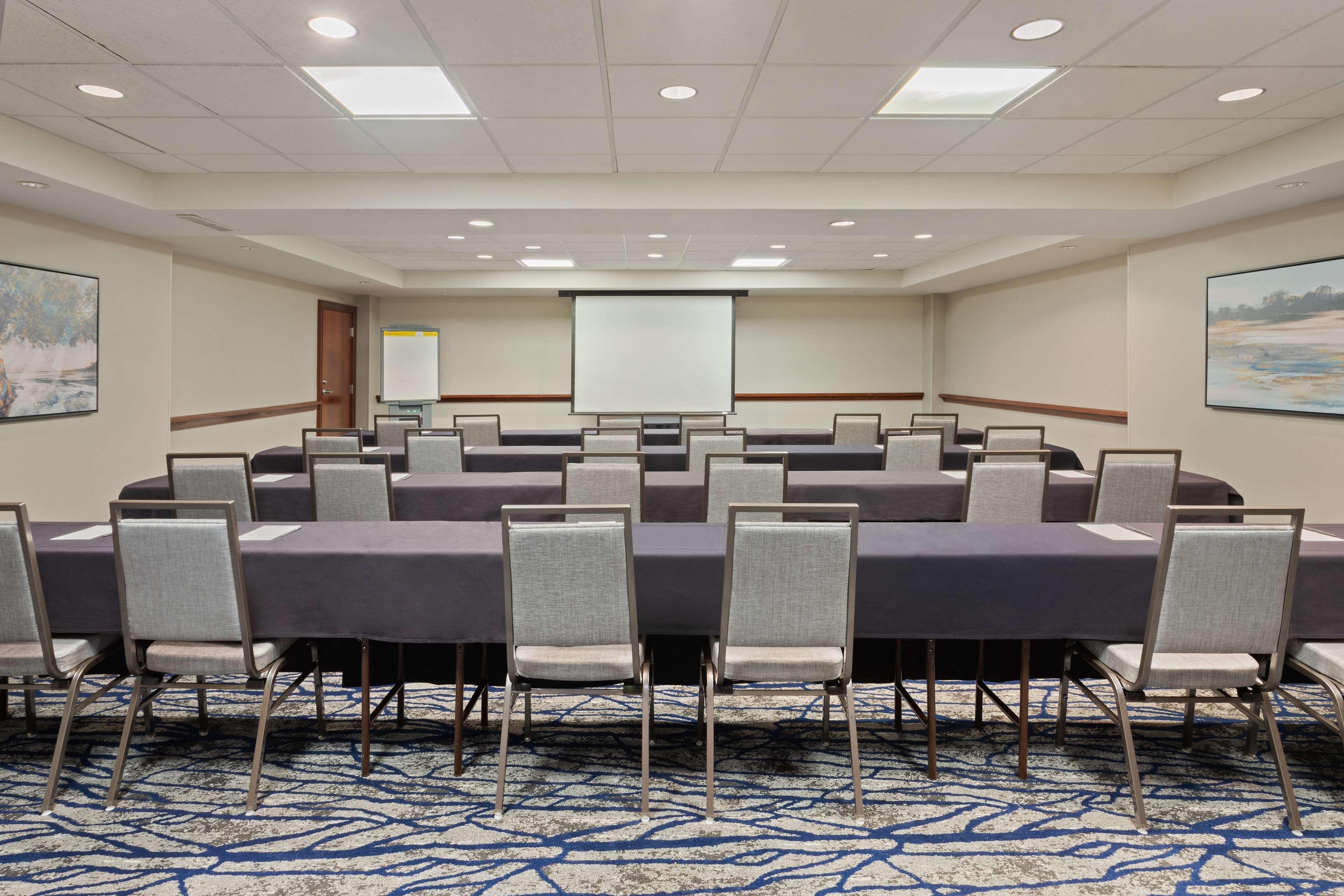 Embassy Suites By Hilton Tampa Usf Near Busch Gardens Extérieur photo