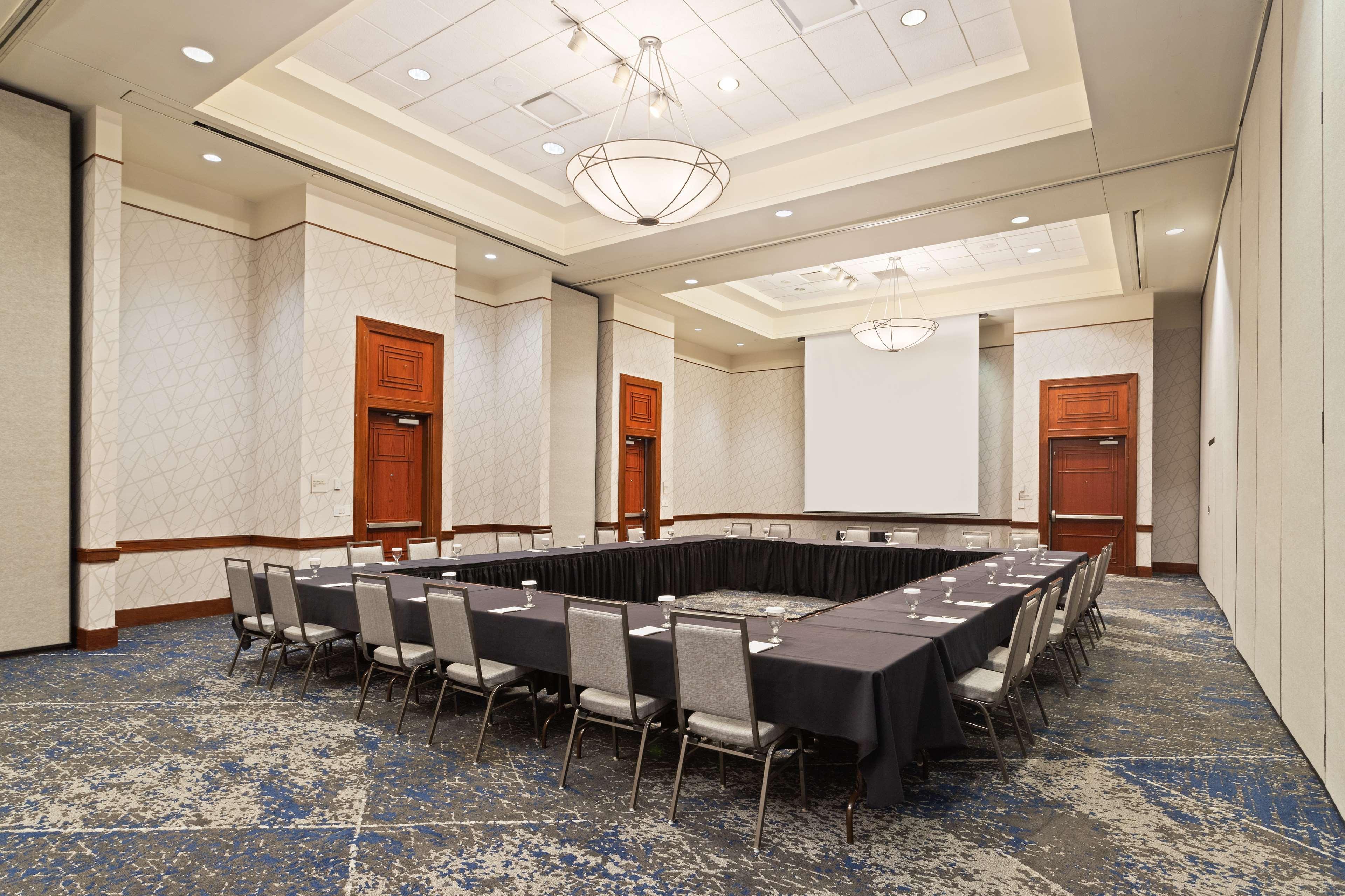 Embassy Suites By Hilton Tampa Usf Near Busch Gardens Extérieur photo