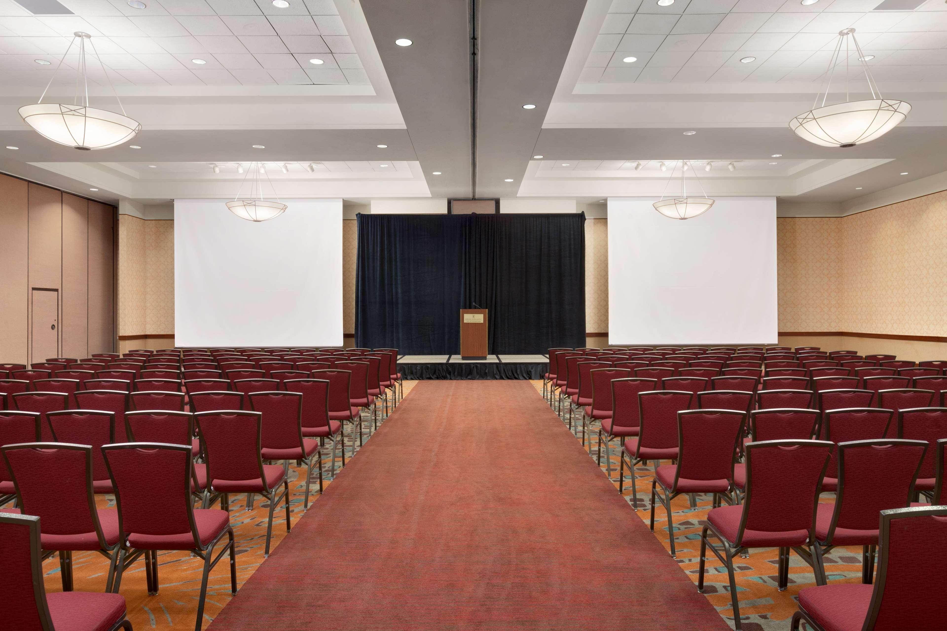 Embassy Suites By Hilton Tampa Usf Near Busch Gardens Extérieur photo