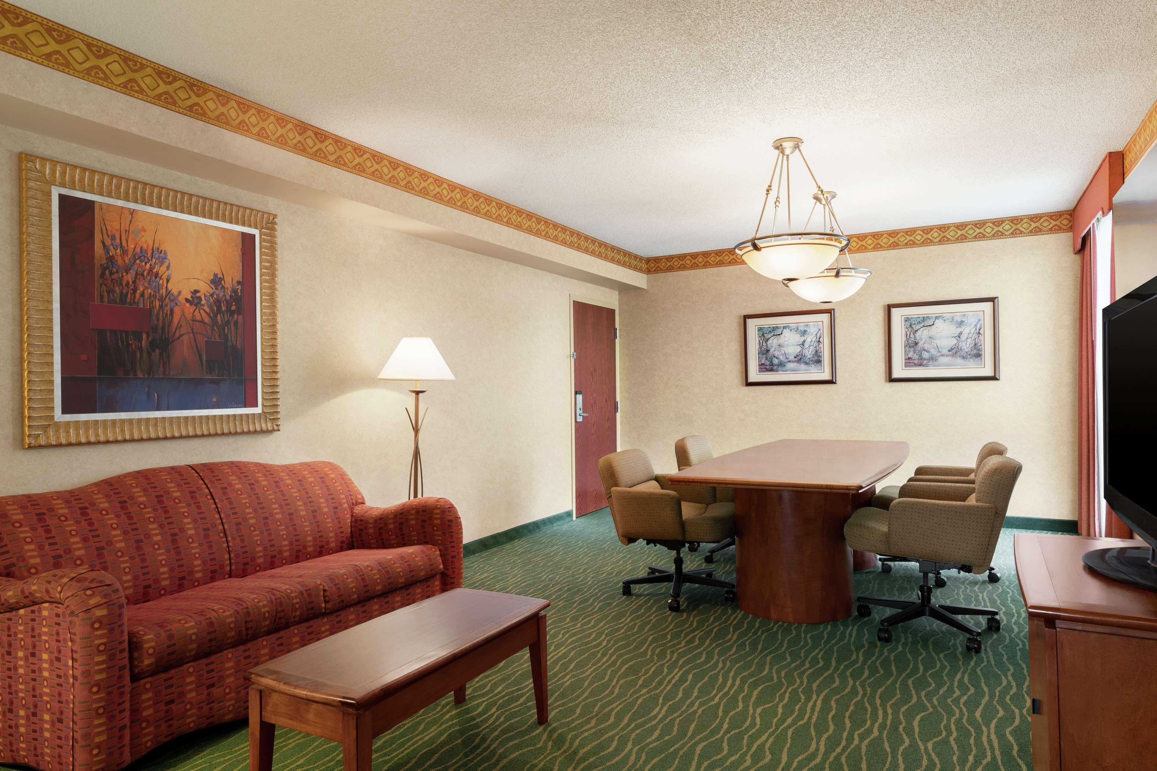 Embassy Suites By Hilton Tampa Usf Near Busch Gardens Extérieur photo
