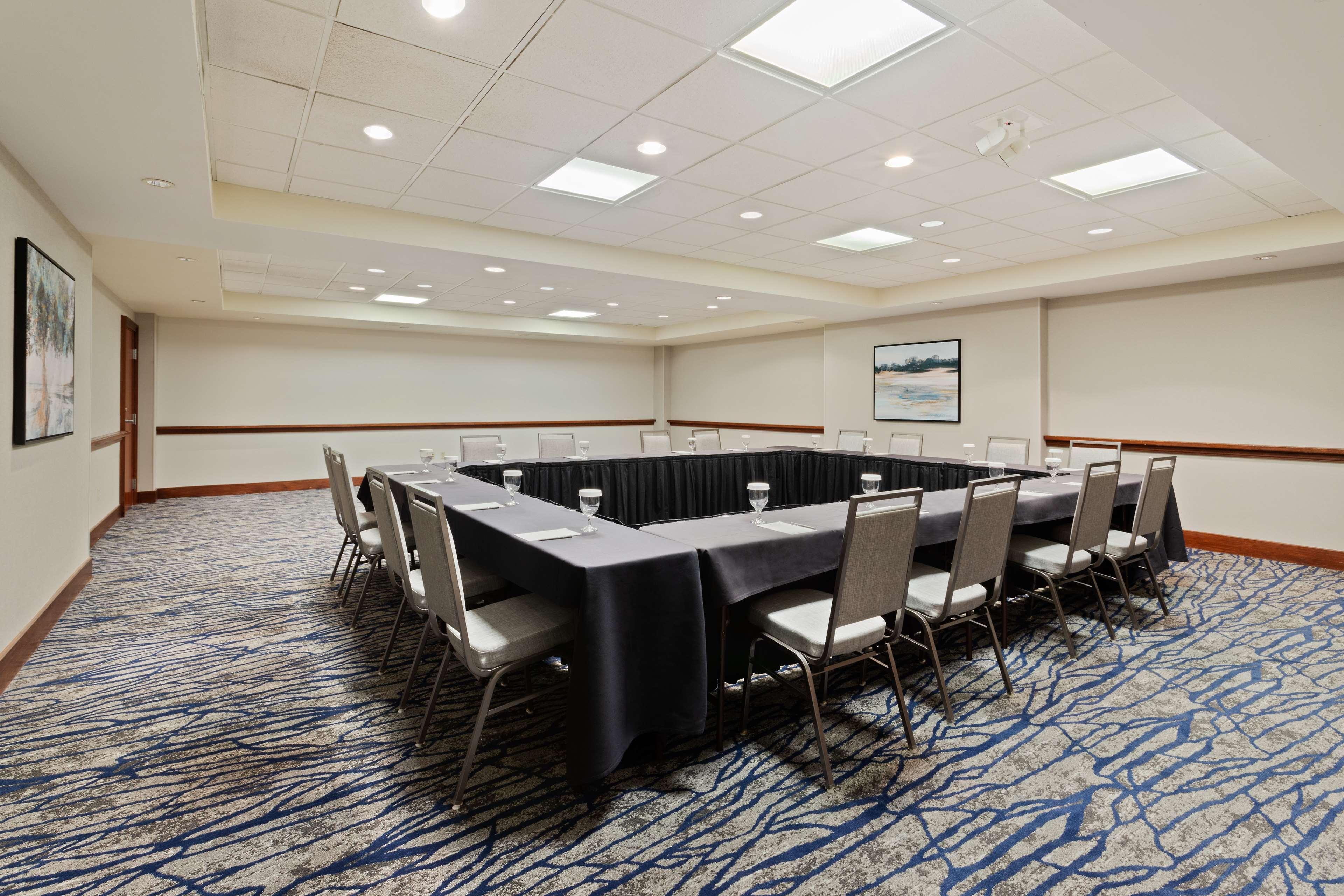 Embassy Suites By Hilton Tampa Usf Near Busch Gardens Extérieur photo