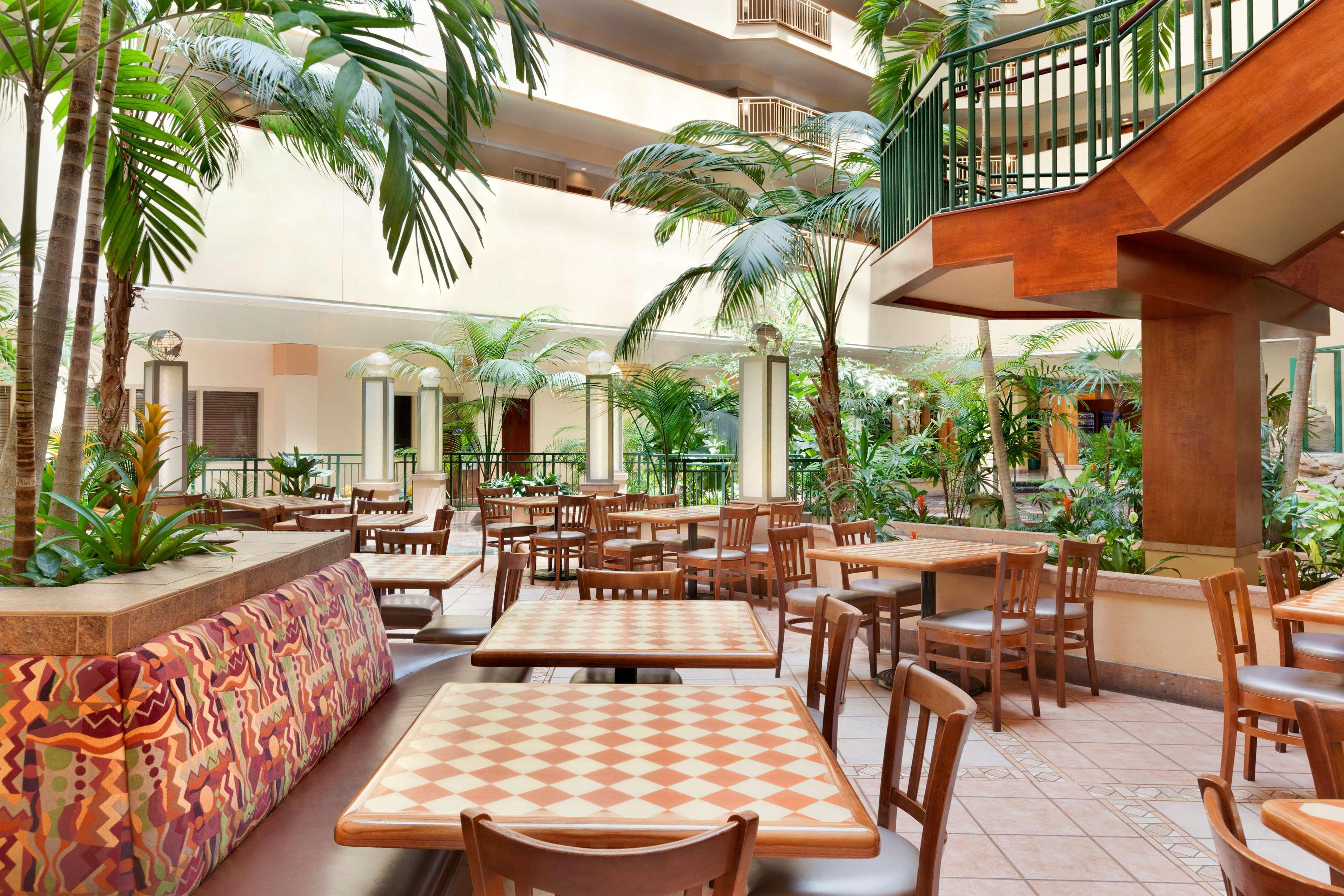 Embassy Suites By Hilton Tampa Usf Near Busch Gardens Extérieur photo