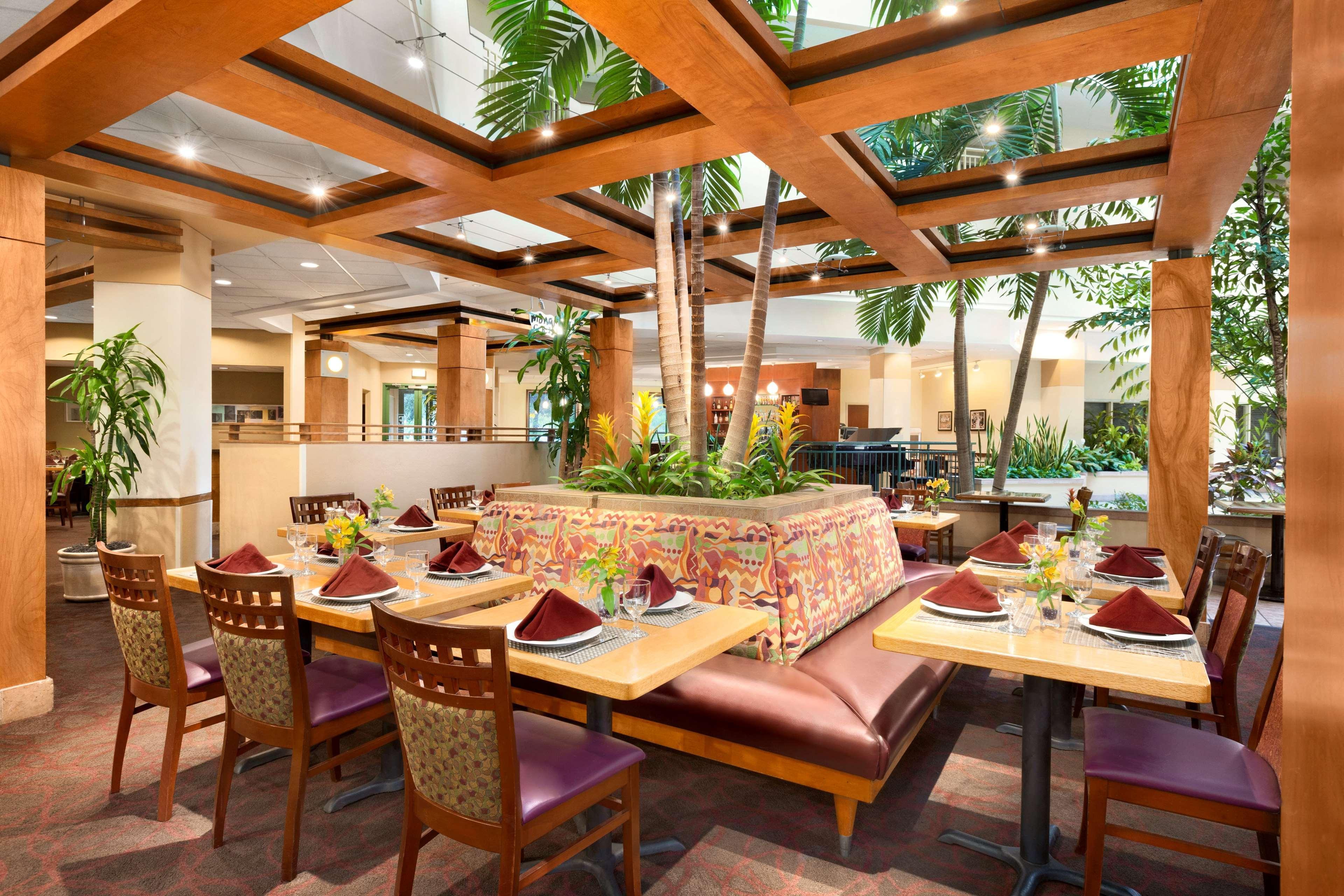 Embassy Suites By Hilton Tampa Usf Near Busch Gardens Extérieur photo