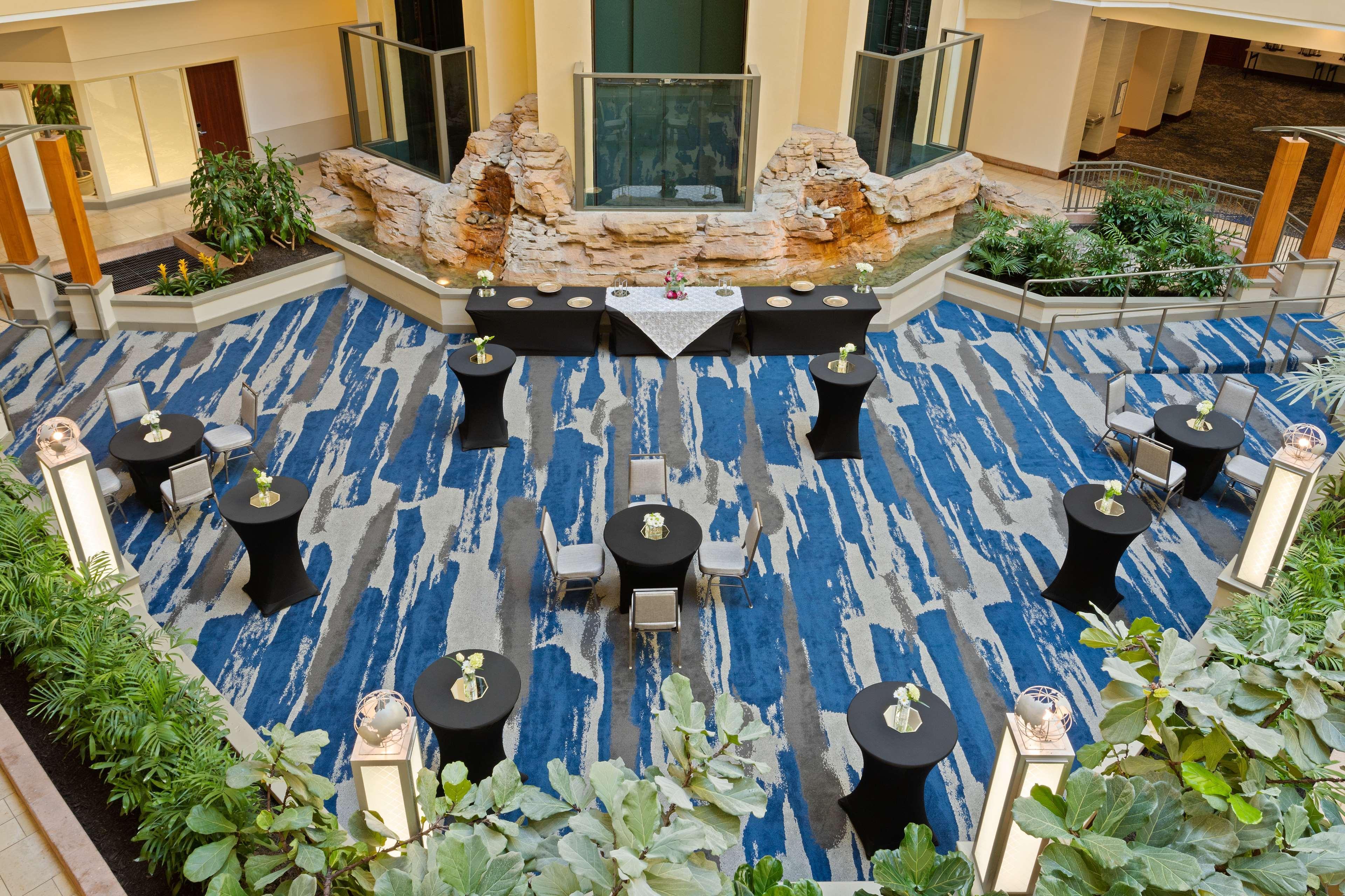 Embassy Suites By Hilton Tampa Usf Near Busch Gardens Extérieur photo