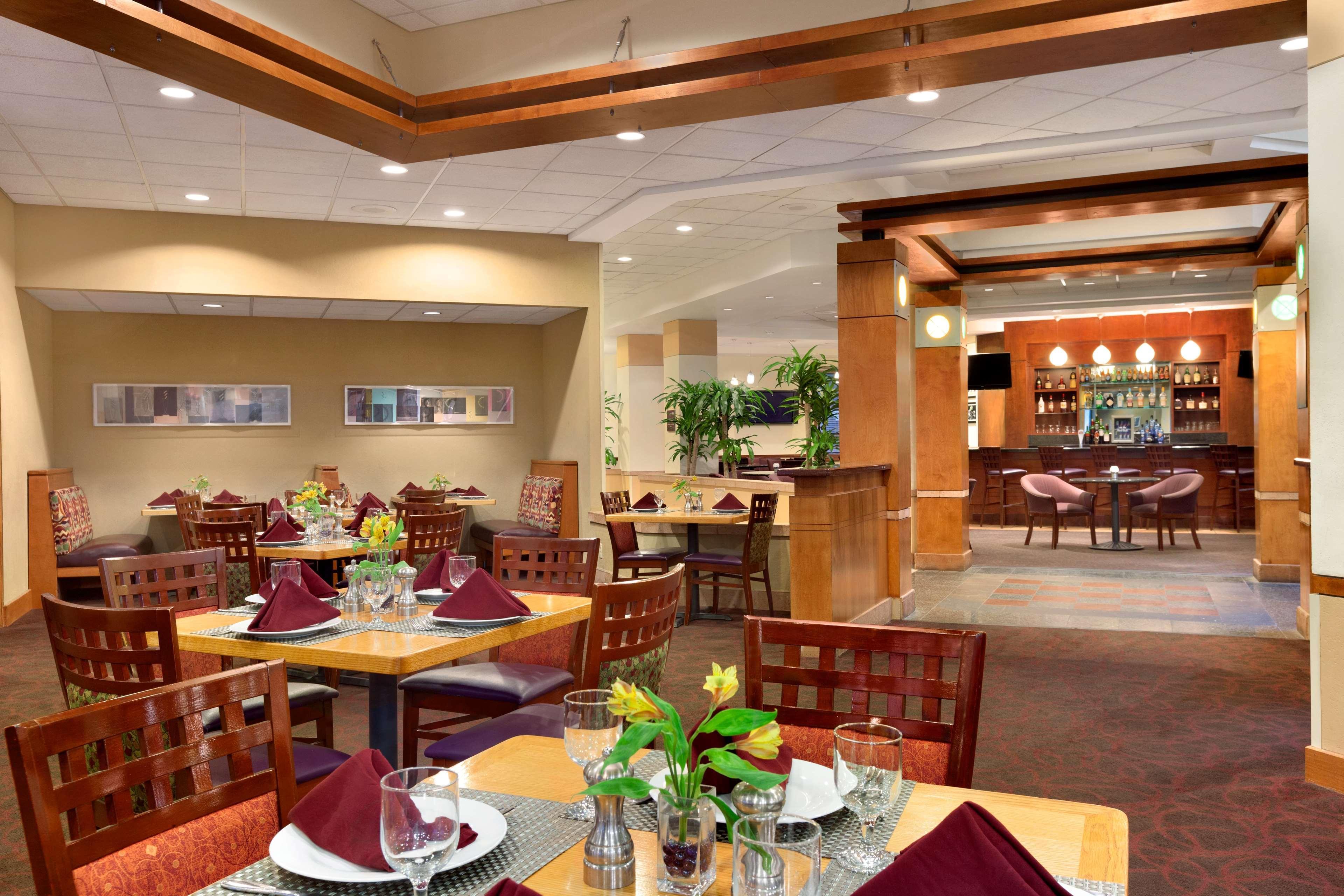 Embassy Suites By Hilton Tampa Usf Near Busch Gardens Extérieur photo
