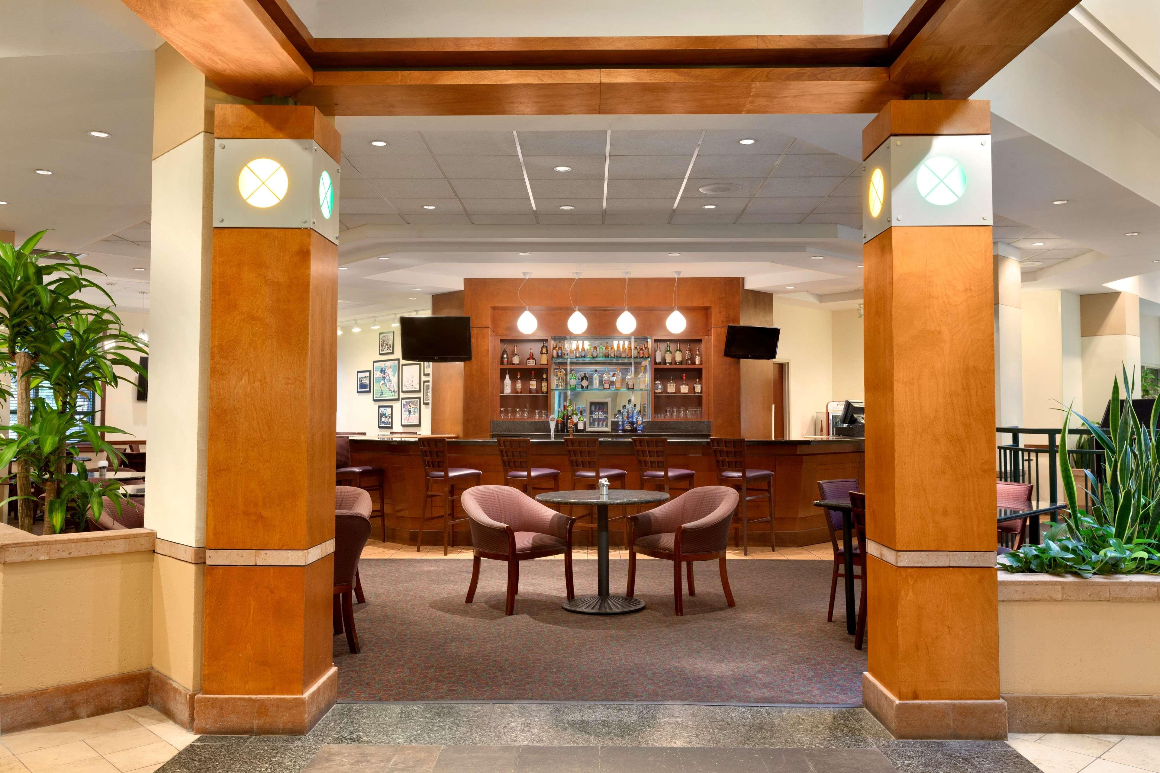 Embassy Suites By Hilton Tampa Usf Near Busch Gardens Extérieur photo