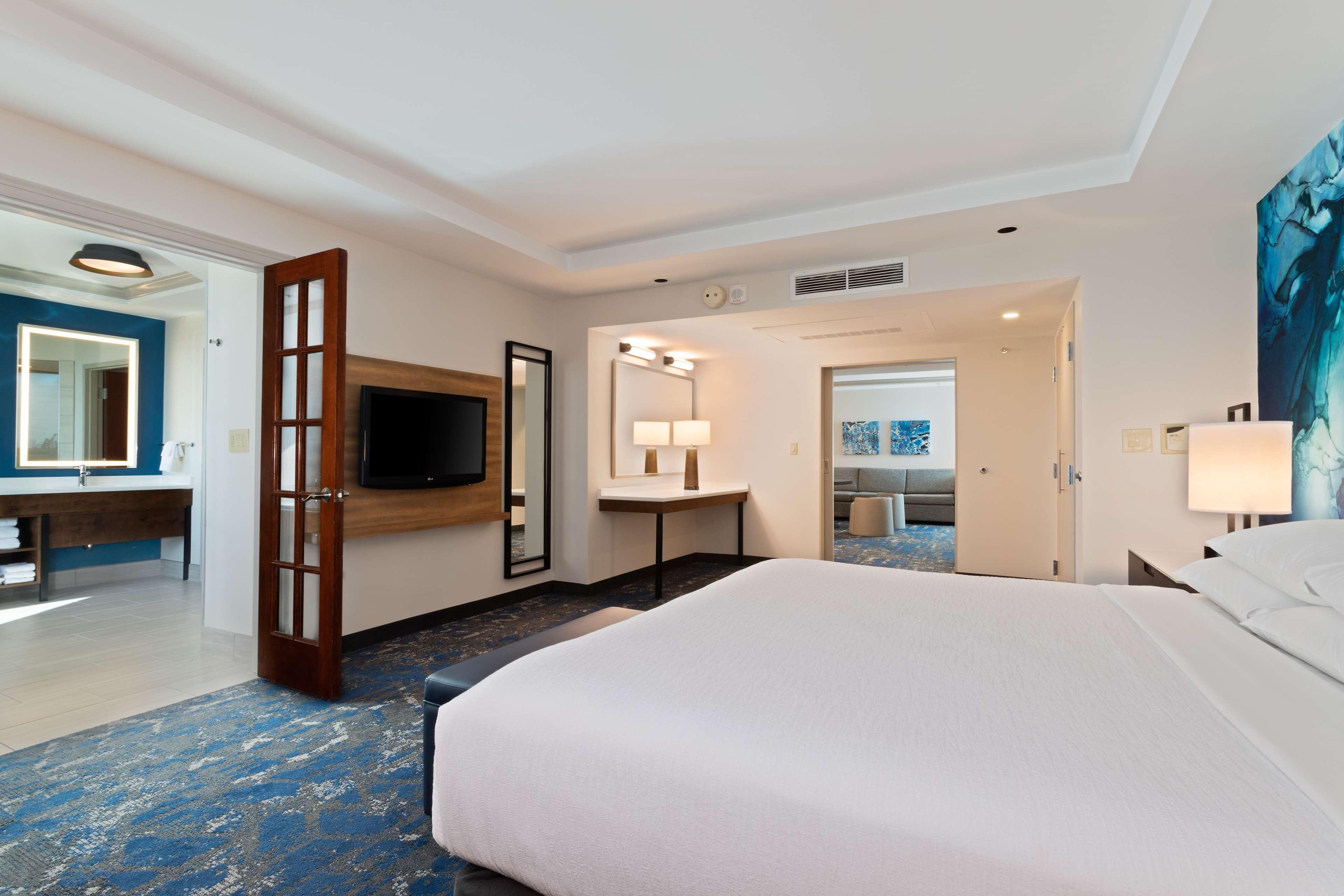 Embassy Suites By Hilton Tampa Usf Near Busch Gardens Extérieur photo