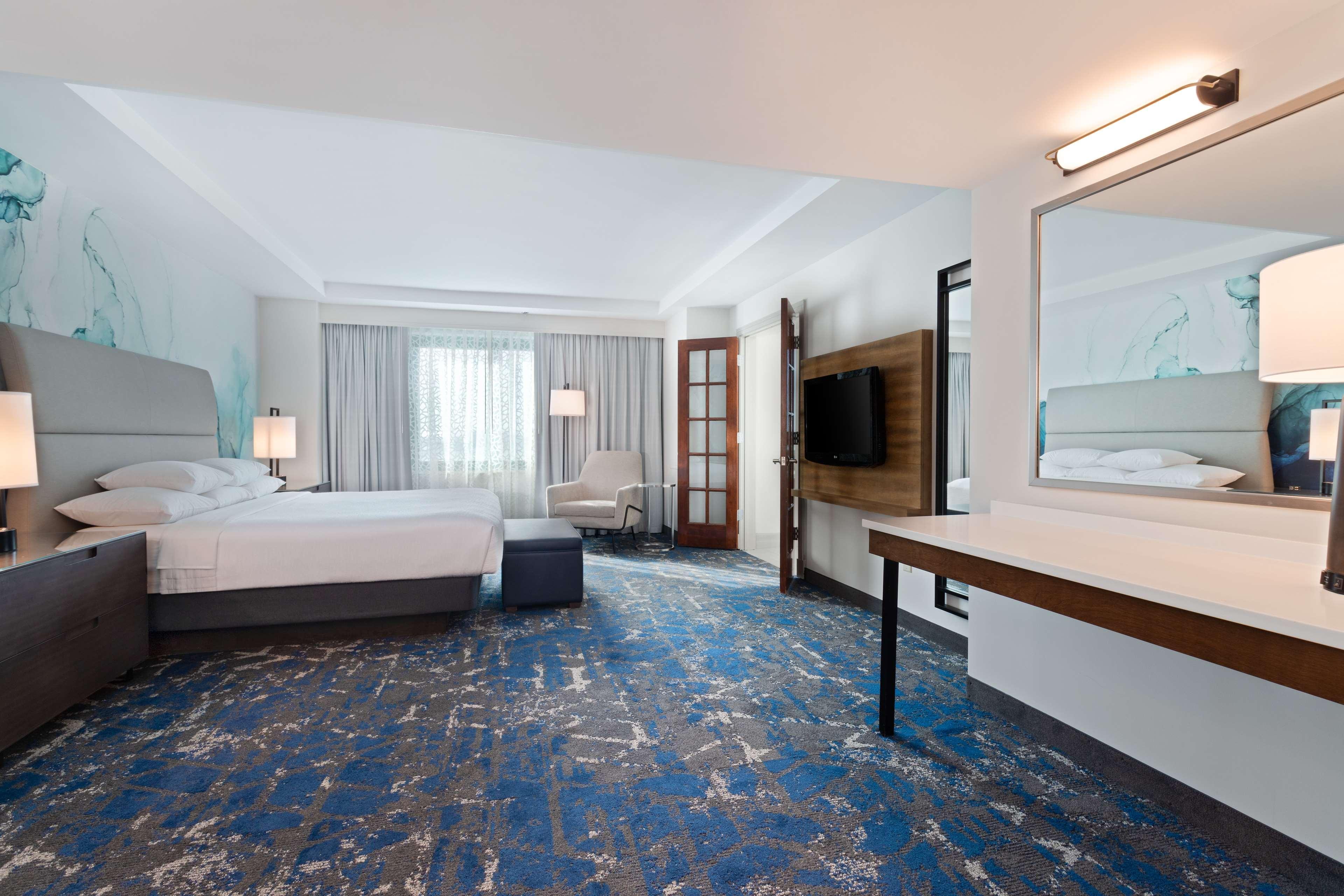 Embassy Suites By Hilton Tampa Usf Near Busch Gardens Extérieur photo