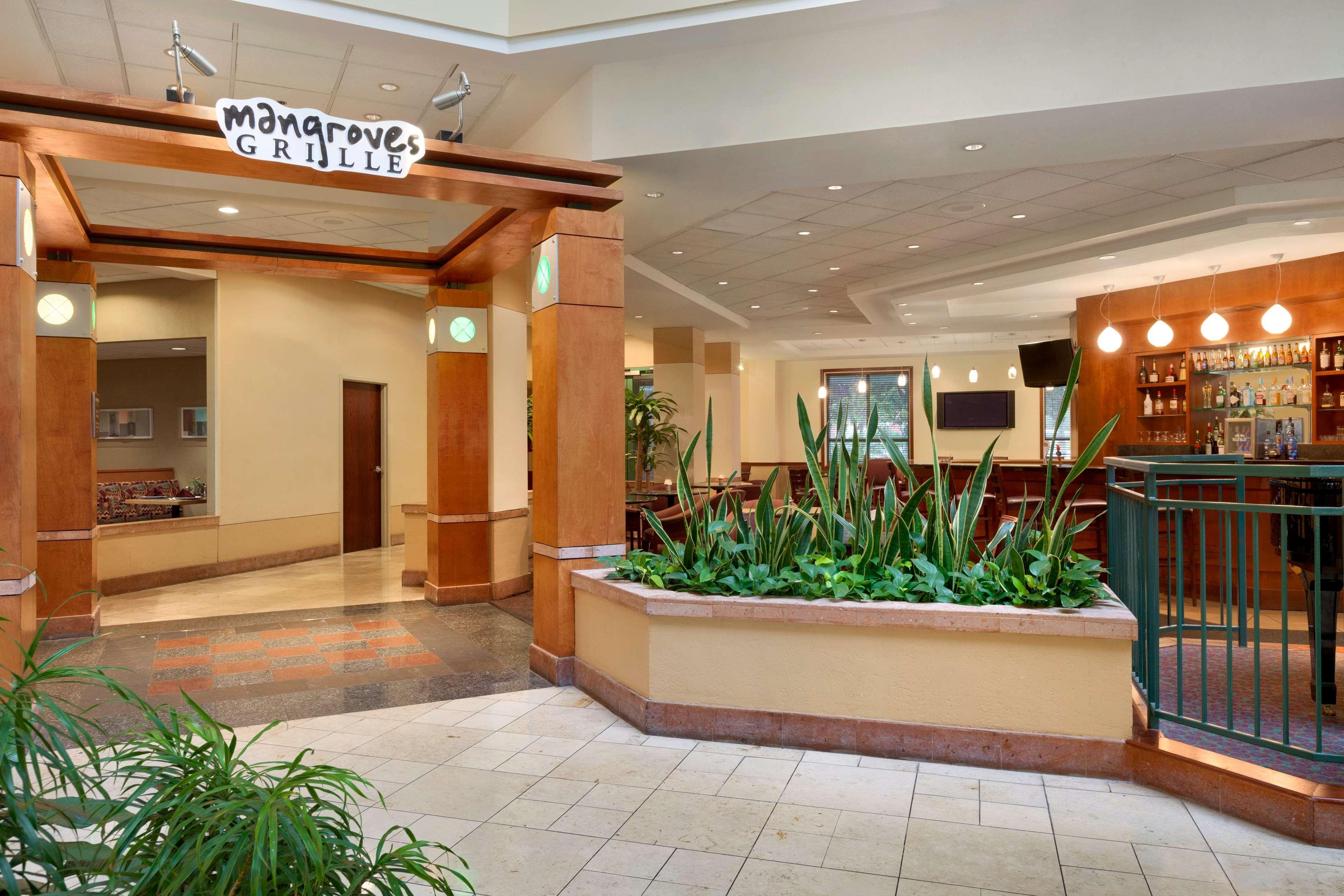 Embassy Suites By Hilton Tampa Usf Near Busch Gardens Extérieur photo