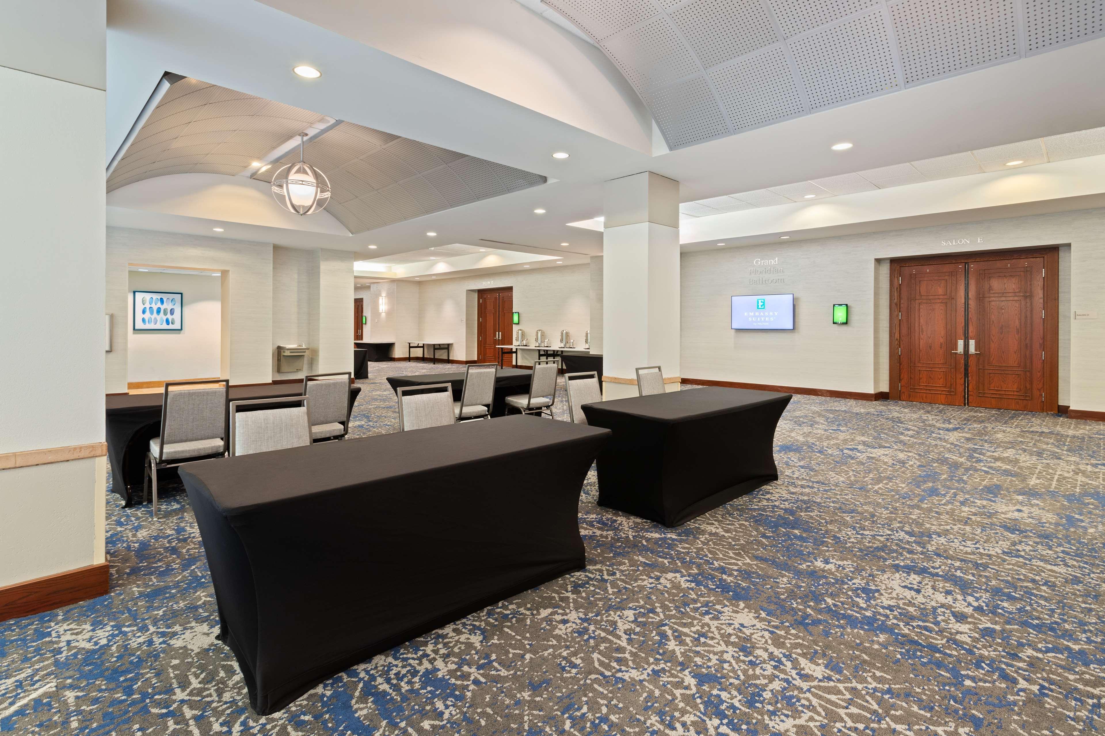 Embassy Suites By Hilton Tampa Usf Near Busch Gardens Extérieur photo