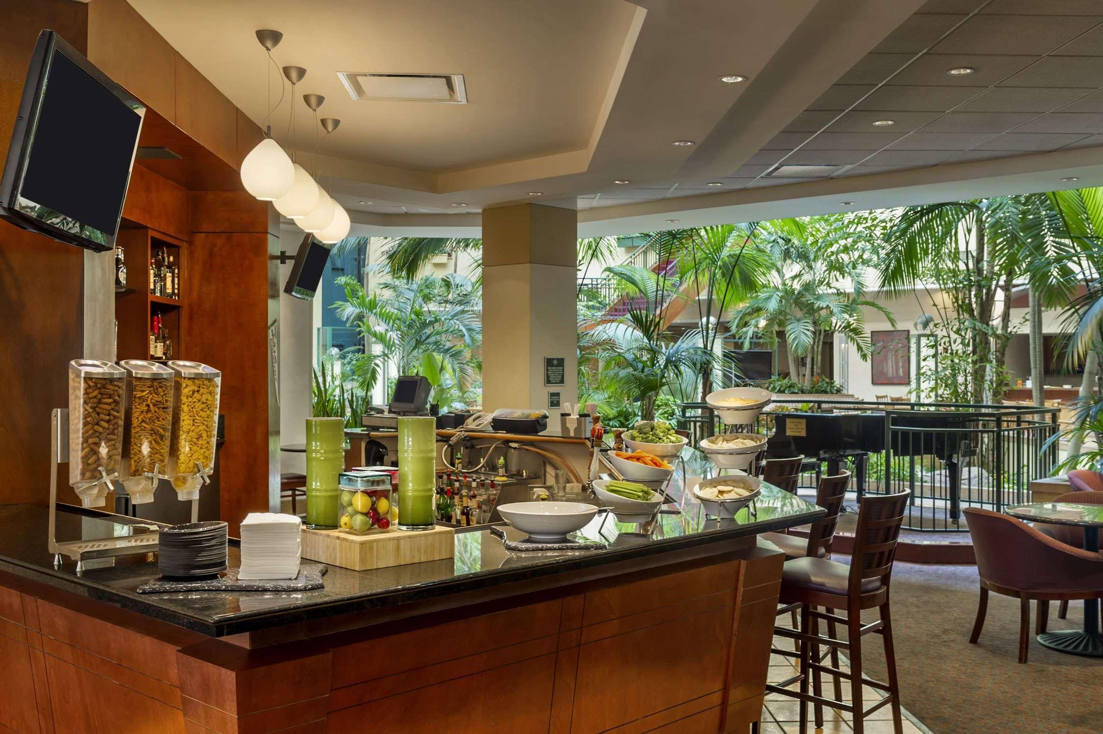 Embassy Suites By Hilton Tampa Usf Near Busch Gardens Extérieur photo