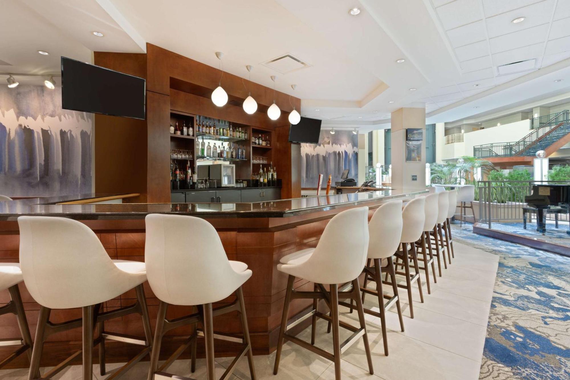 Embassy Suites By Hilton Tampa Usf Near Busch Gardens Extérieur photo