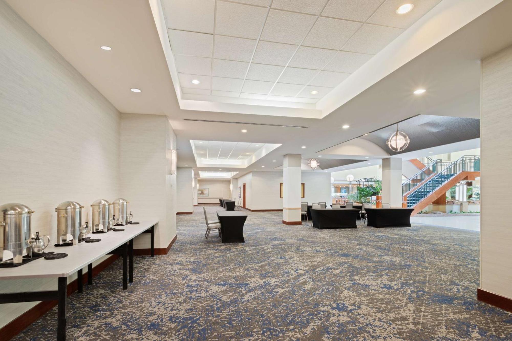 Embassy Suites By Hilton Tampa Usf Near Busch Gardens Extérieur photo