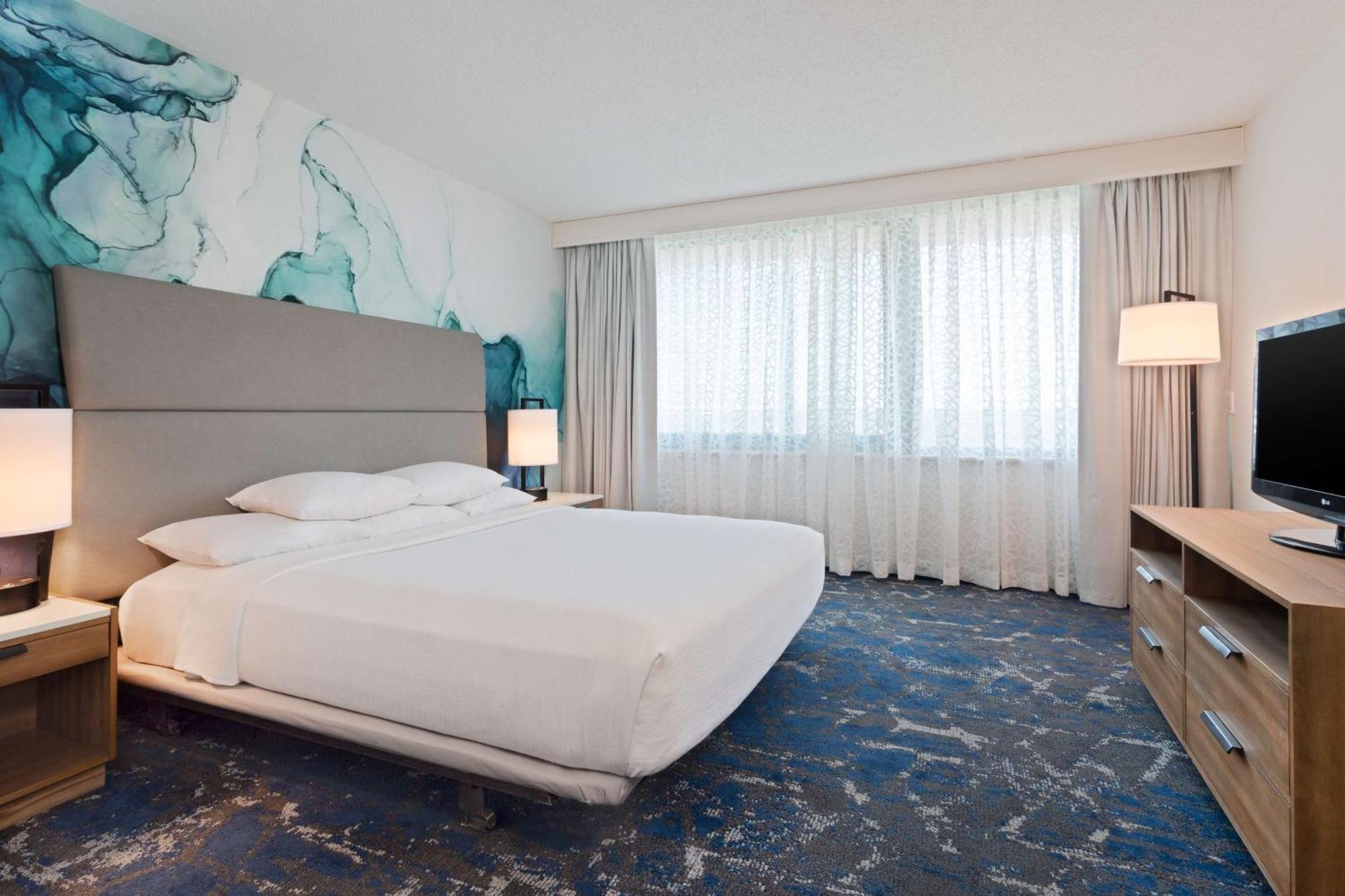 Embassy Suites By Hilton Tampa Usf Near Busch Gardens Extérieur photo