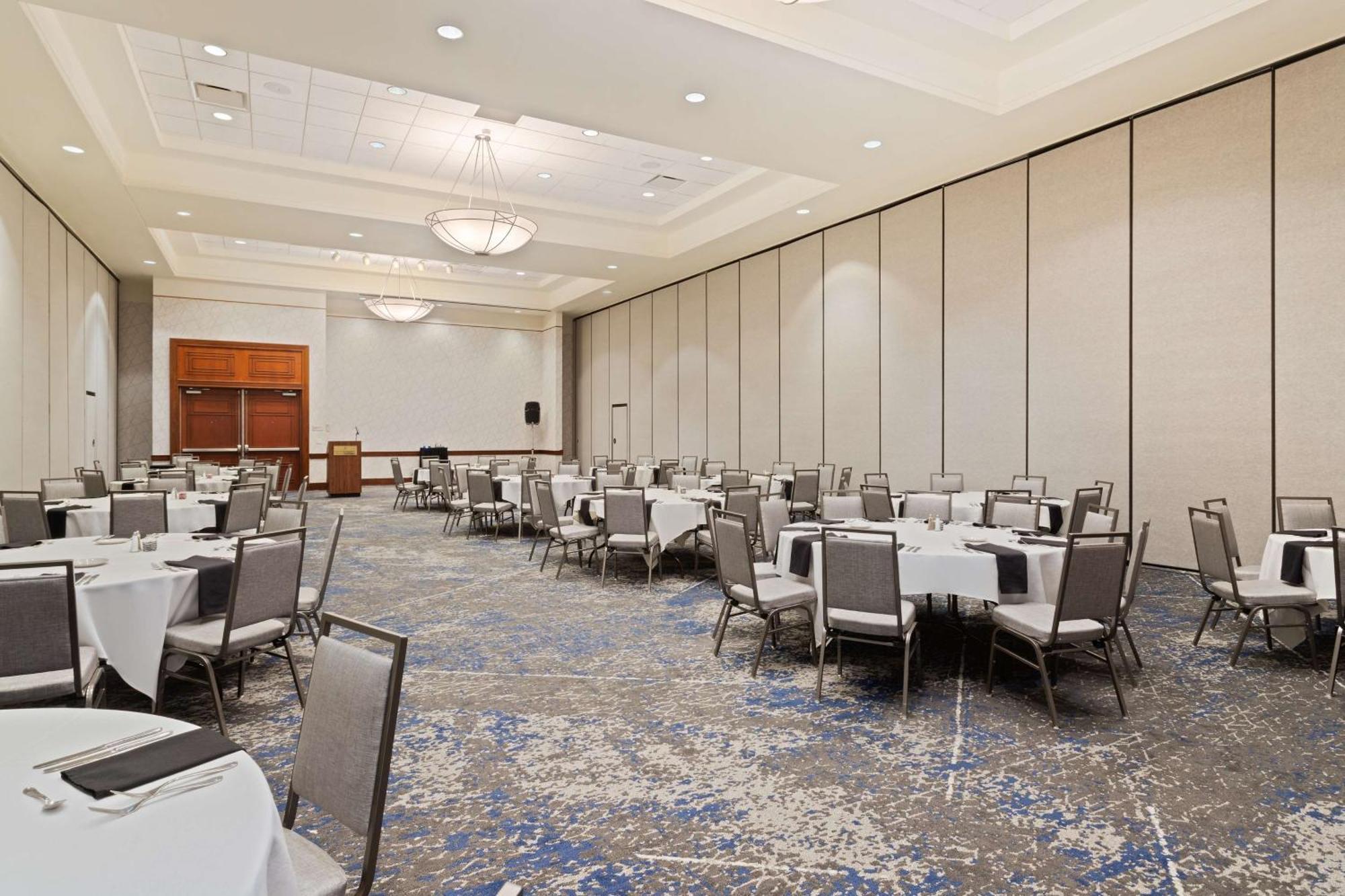 Embassy Suites By Hilton Tampa Usf Near Busch Gardens Extérieur photo