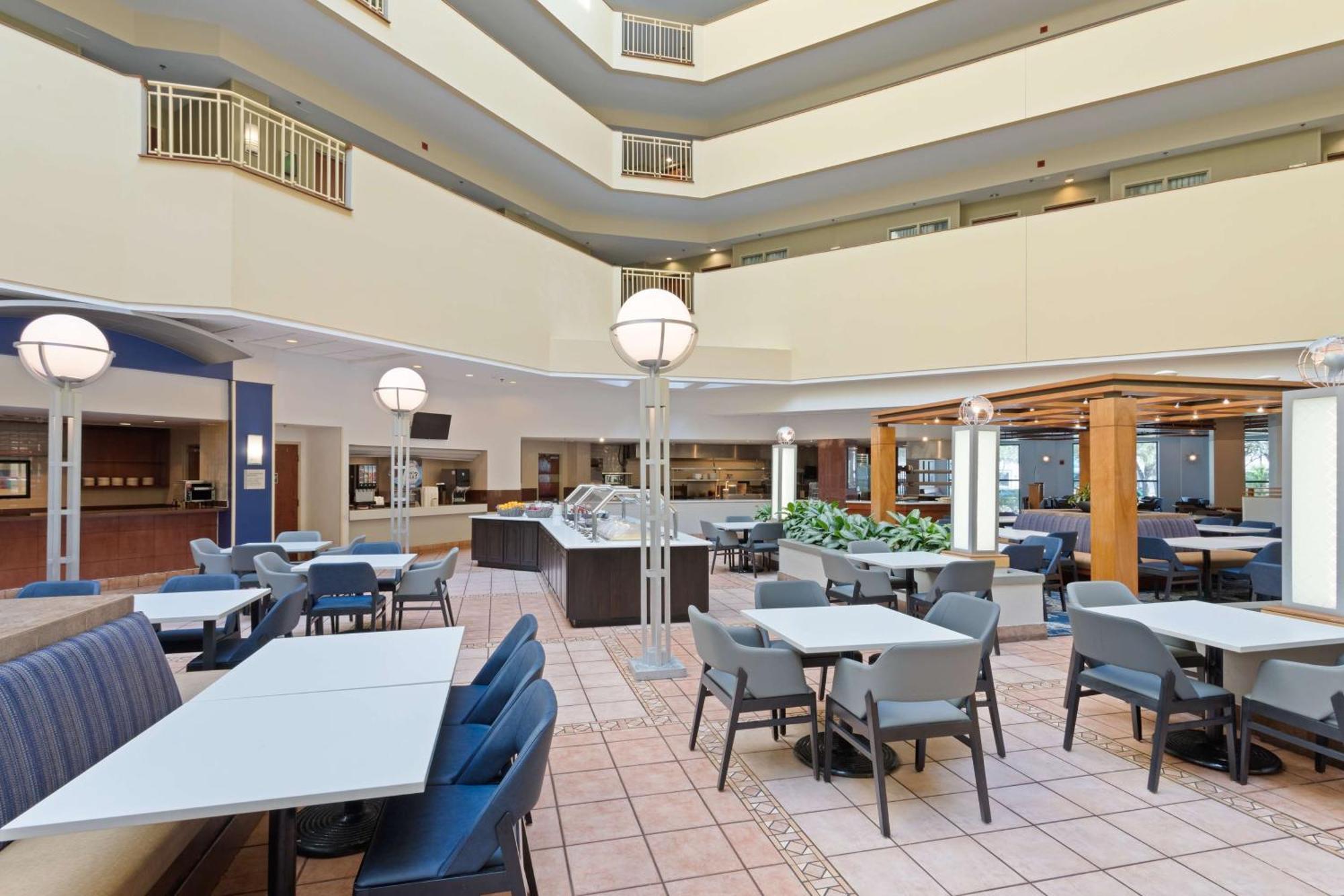 Embassy Suites By Hilton Tampa Usf Near Busch Gardens Extérieur photo