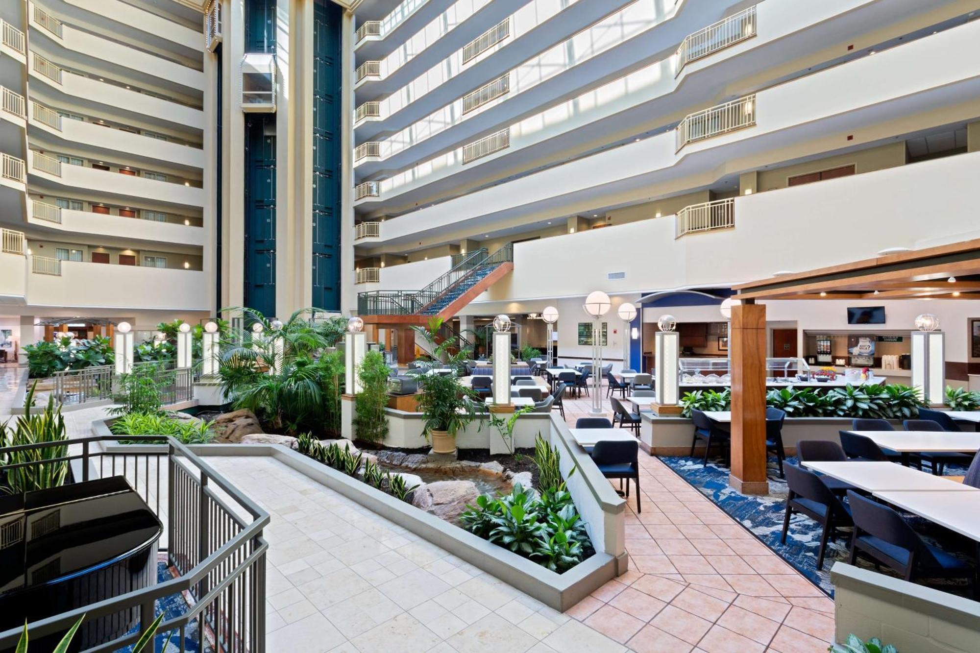 Embassy Suites By Hilton Tampa Usf Near Busch Gardens Extérieur photo